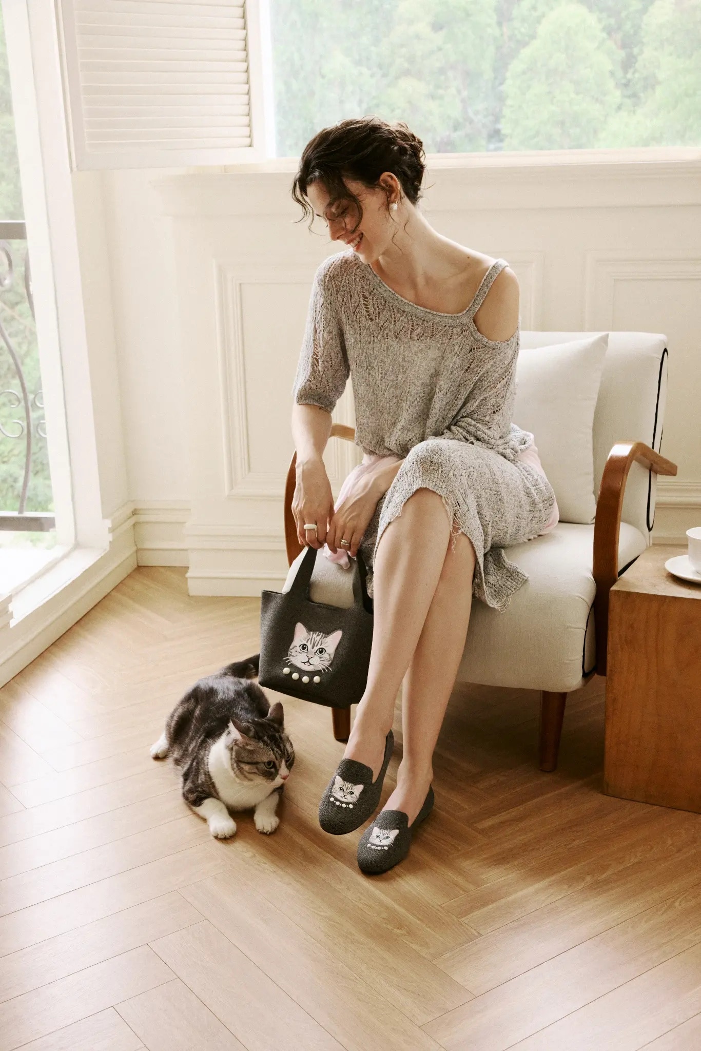 Rich Grey – Elegant Cat & Pearls