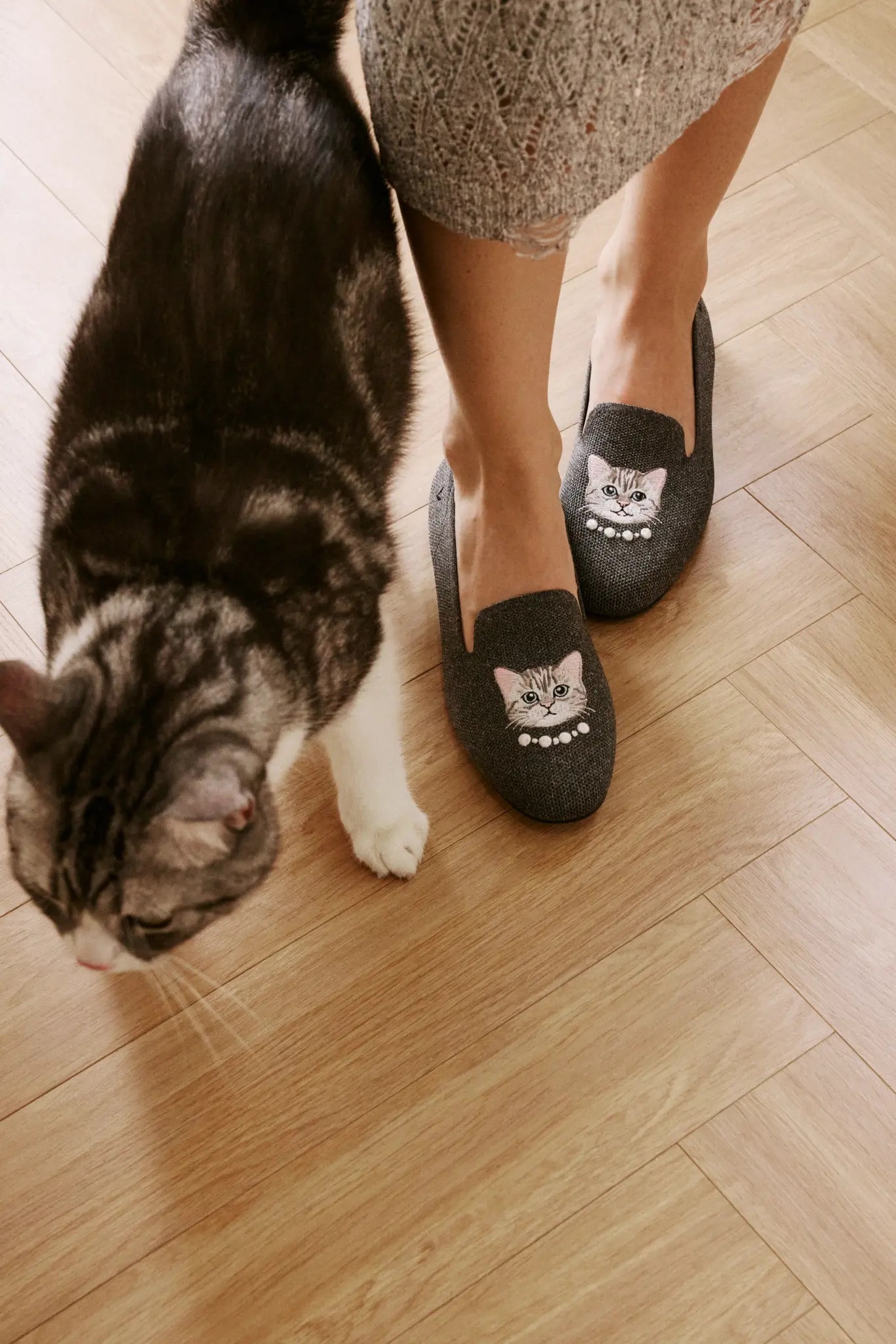 Rich Grey – Elegant Cat & Pearls