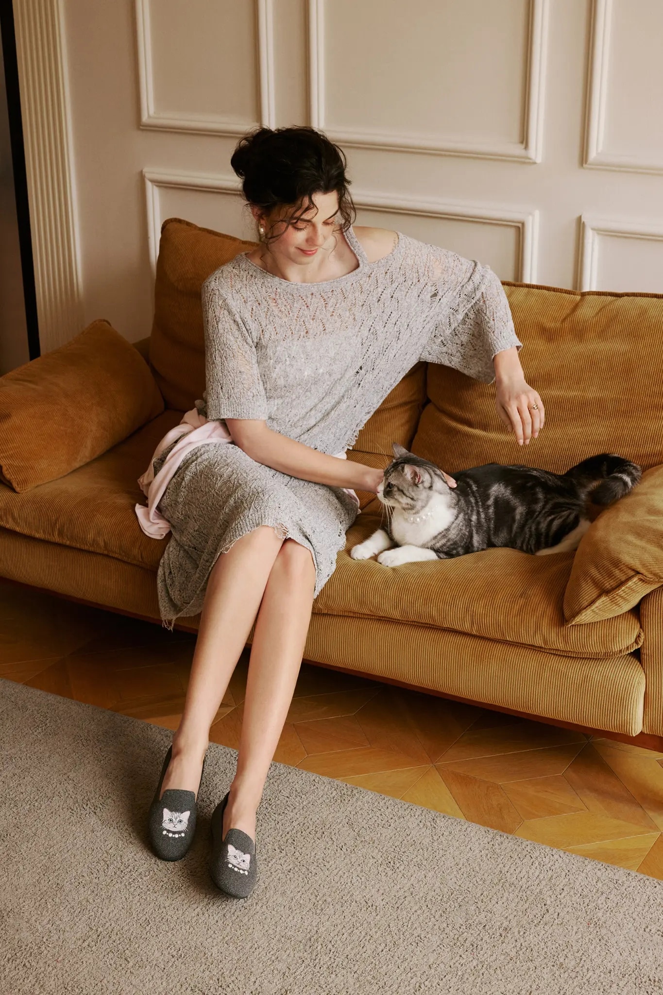 Rich Grey – Elegant Cat & Pearls