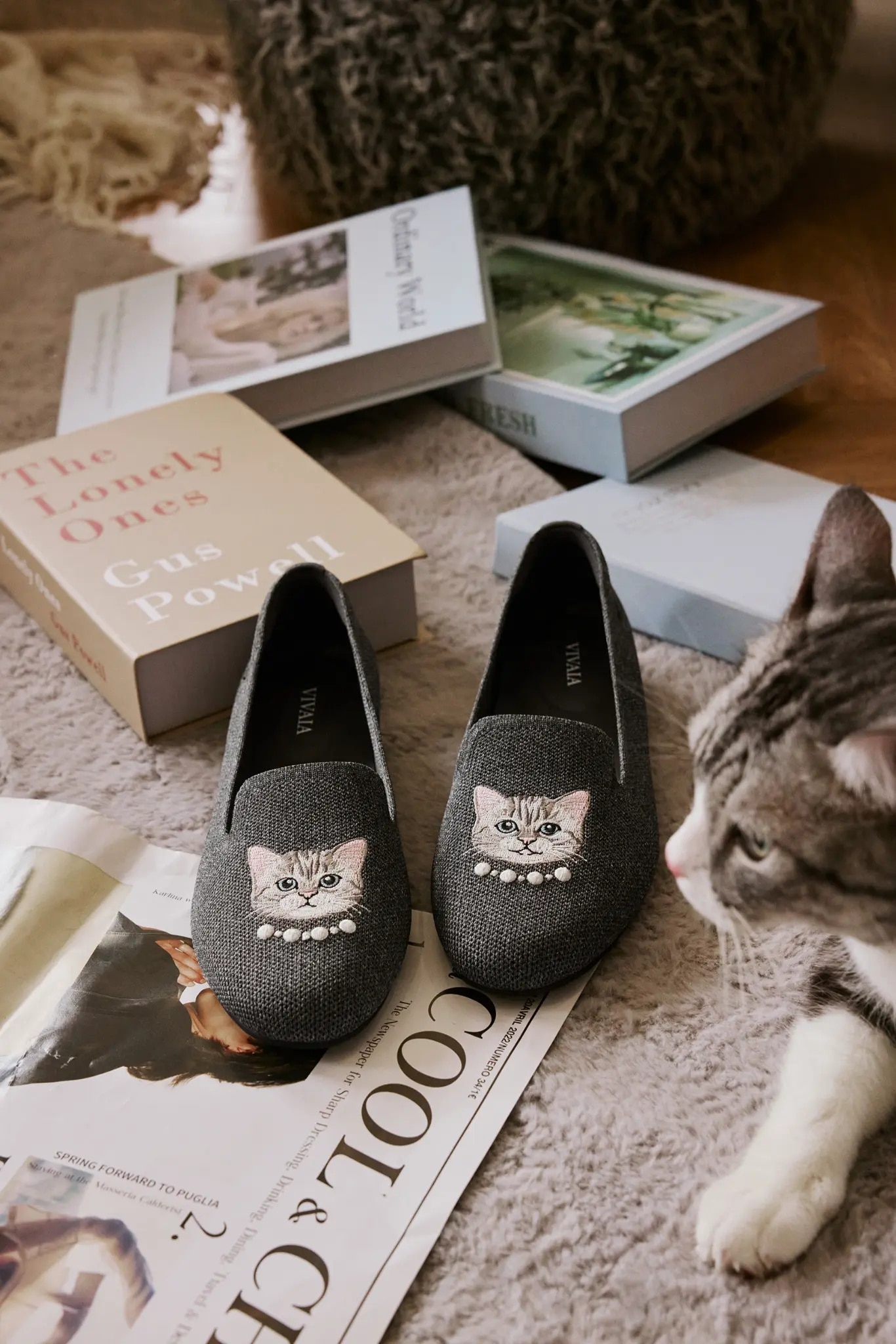 Rich Grey – Elegant Cat & Pearls
