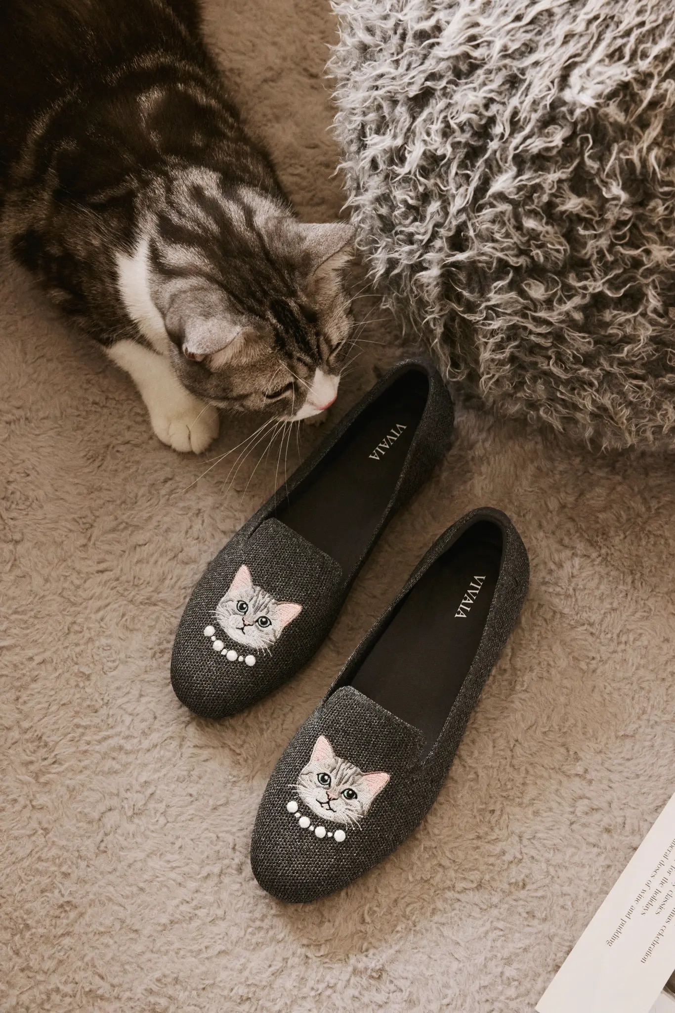 Rich Grey – Elegant Cat & Pearls
