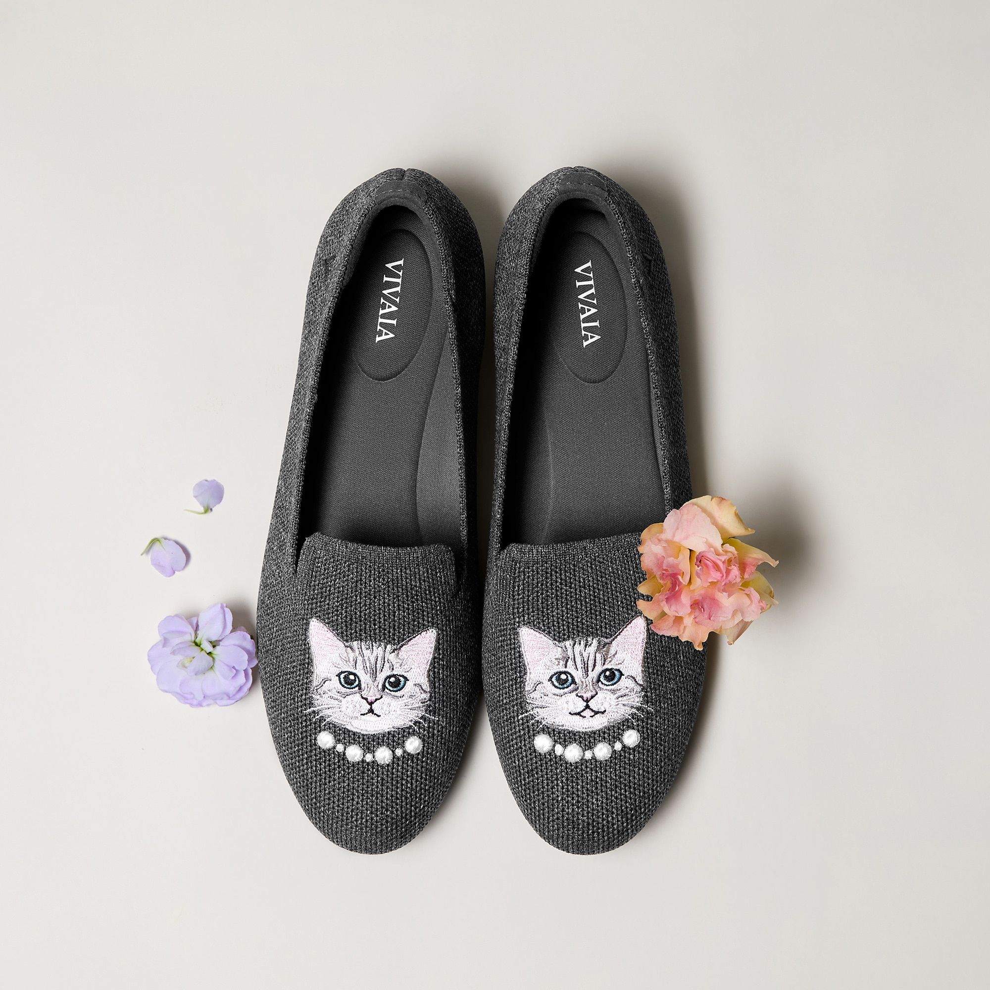Rich Grey – Elegant Cat & Pearls