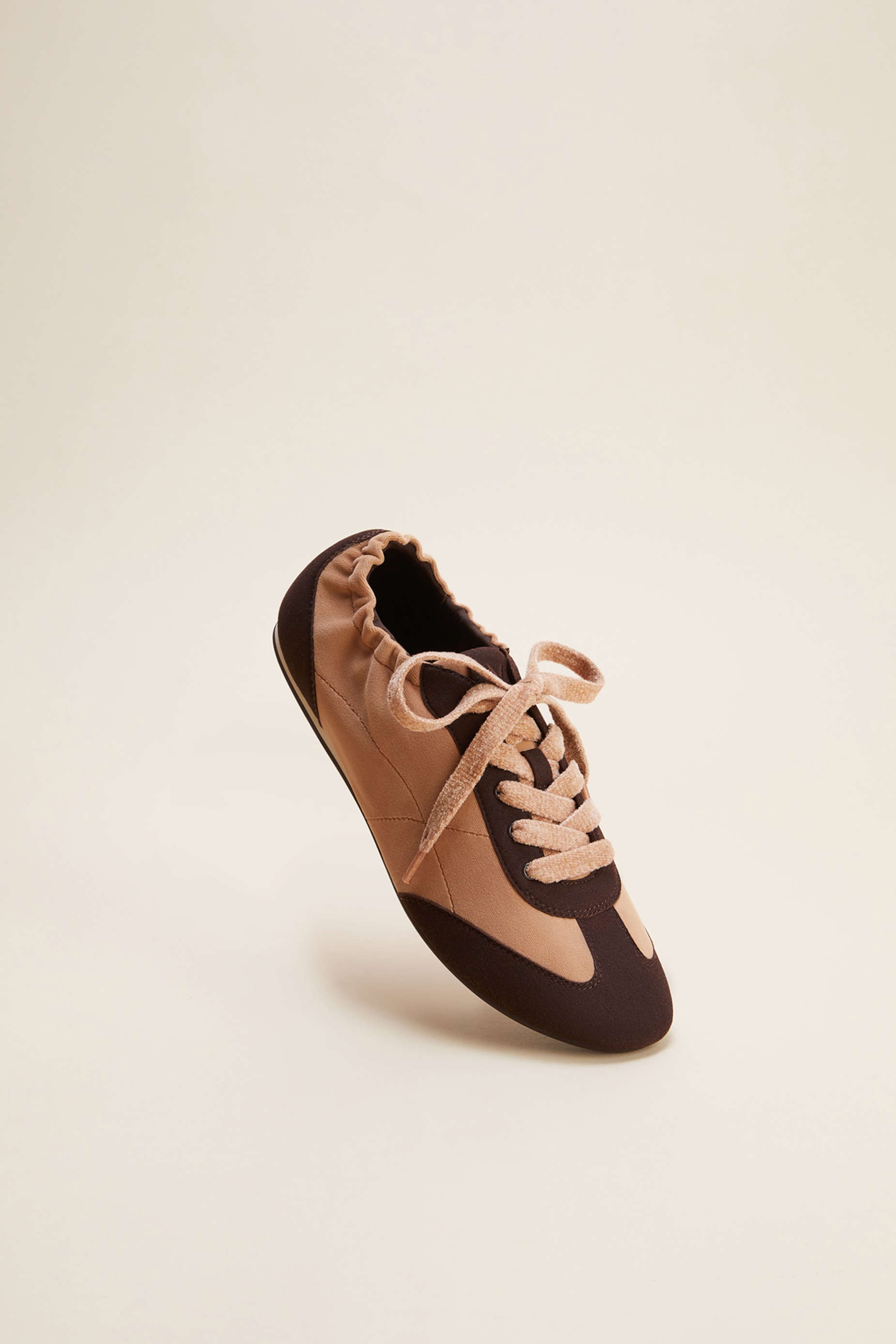 Elasticized Yancy heel detail