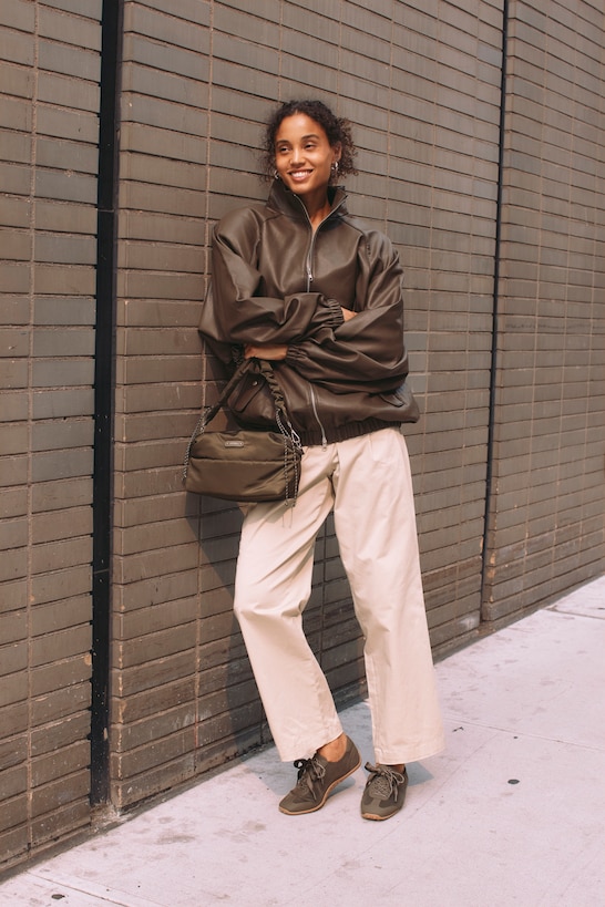 City walk outfit with olive Carol Sneakerinas