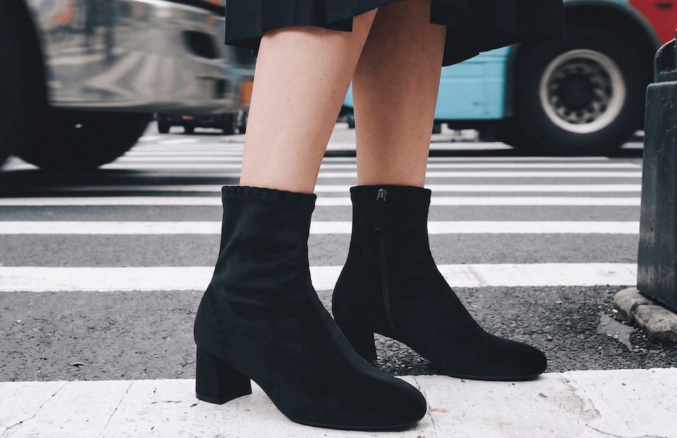Botines negros VIVAIA en una escena urbana