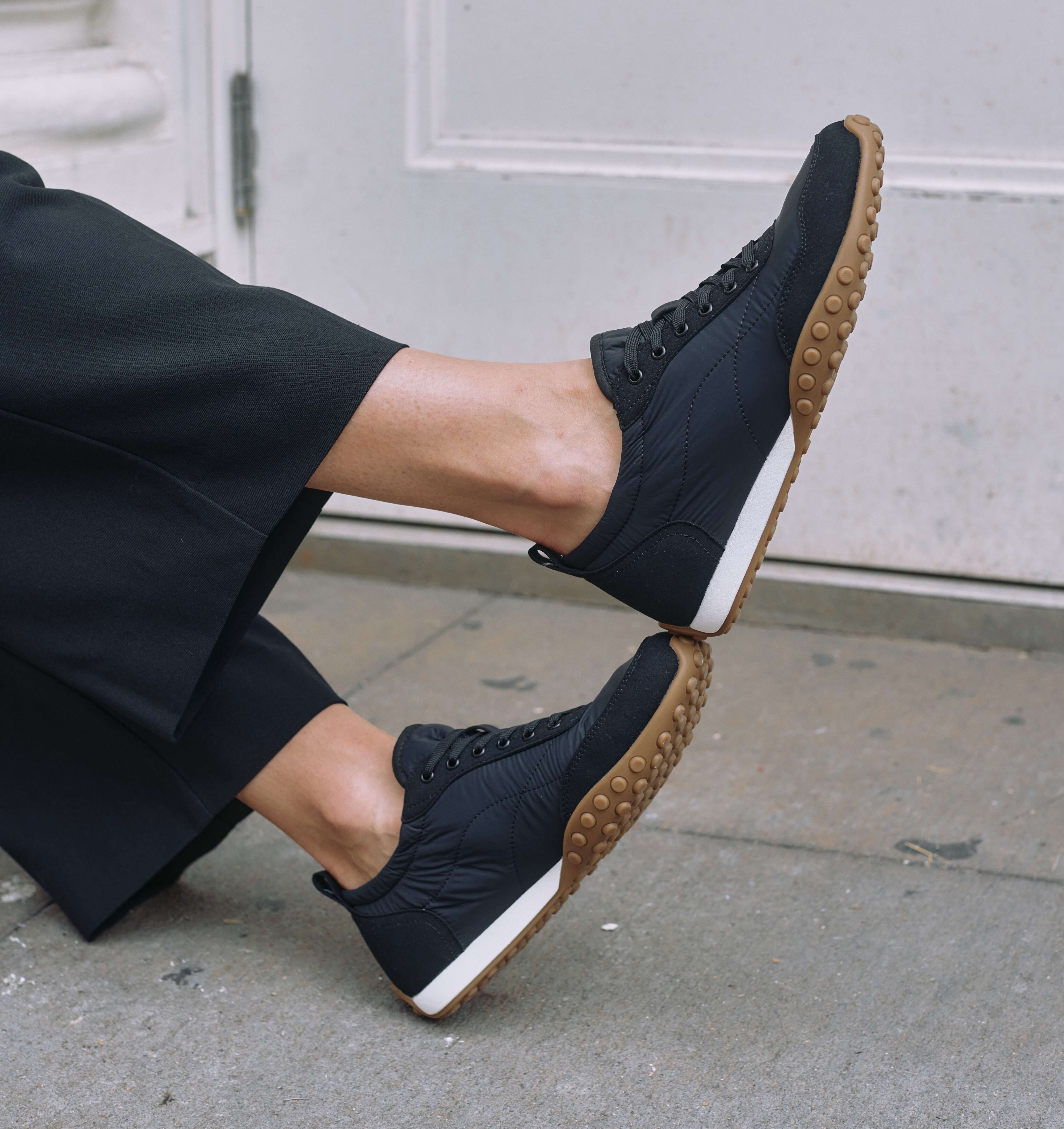 Detalle de zapatillas LEXI negras en uso