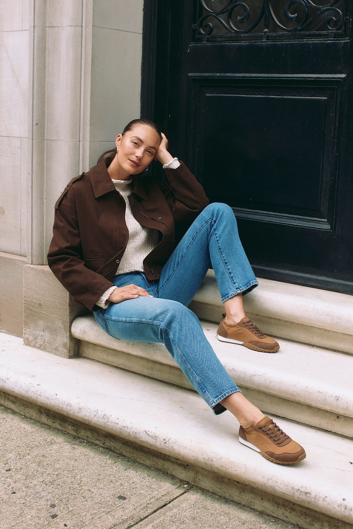 Dos personas con looks urbanos y zapatillas LEXI