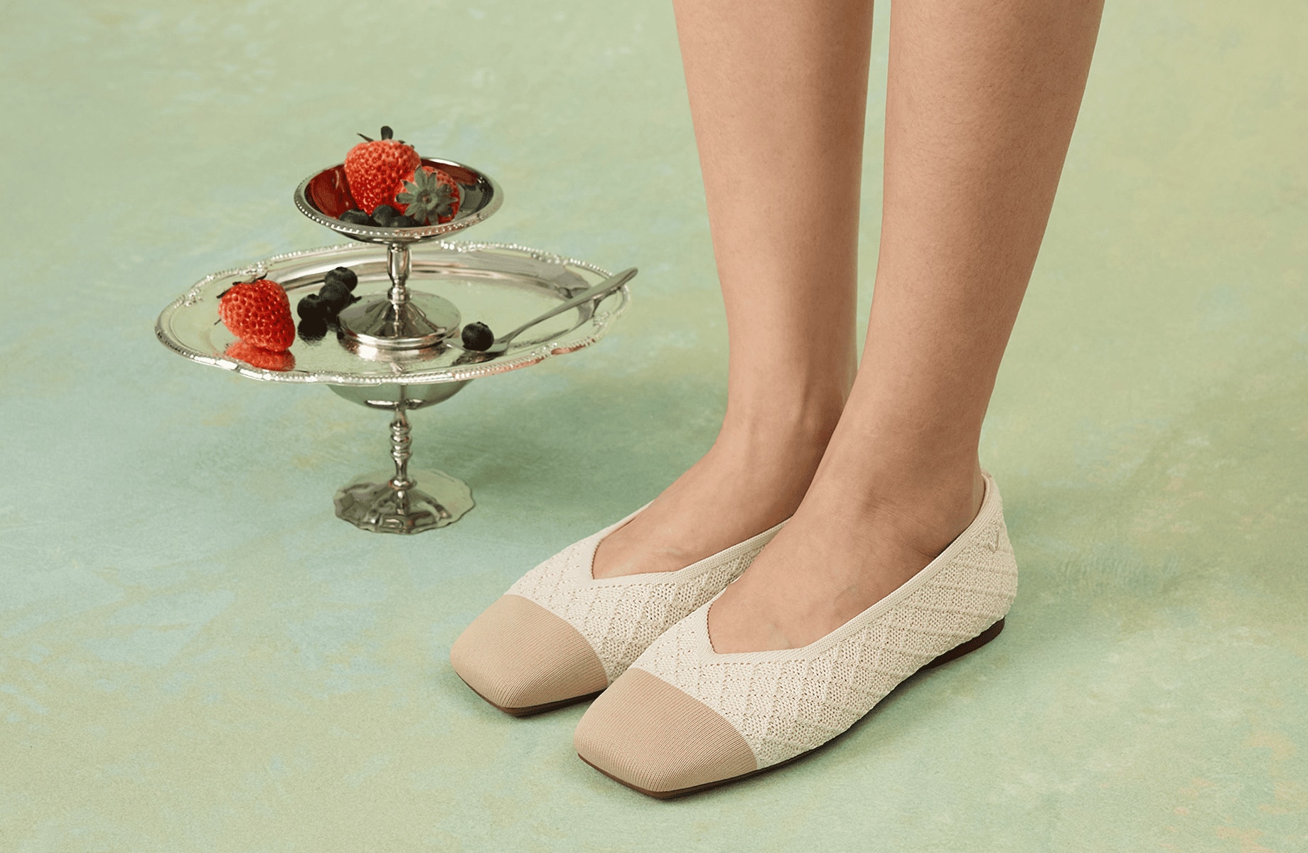 knit-shoes-vs-leather-shoes