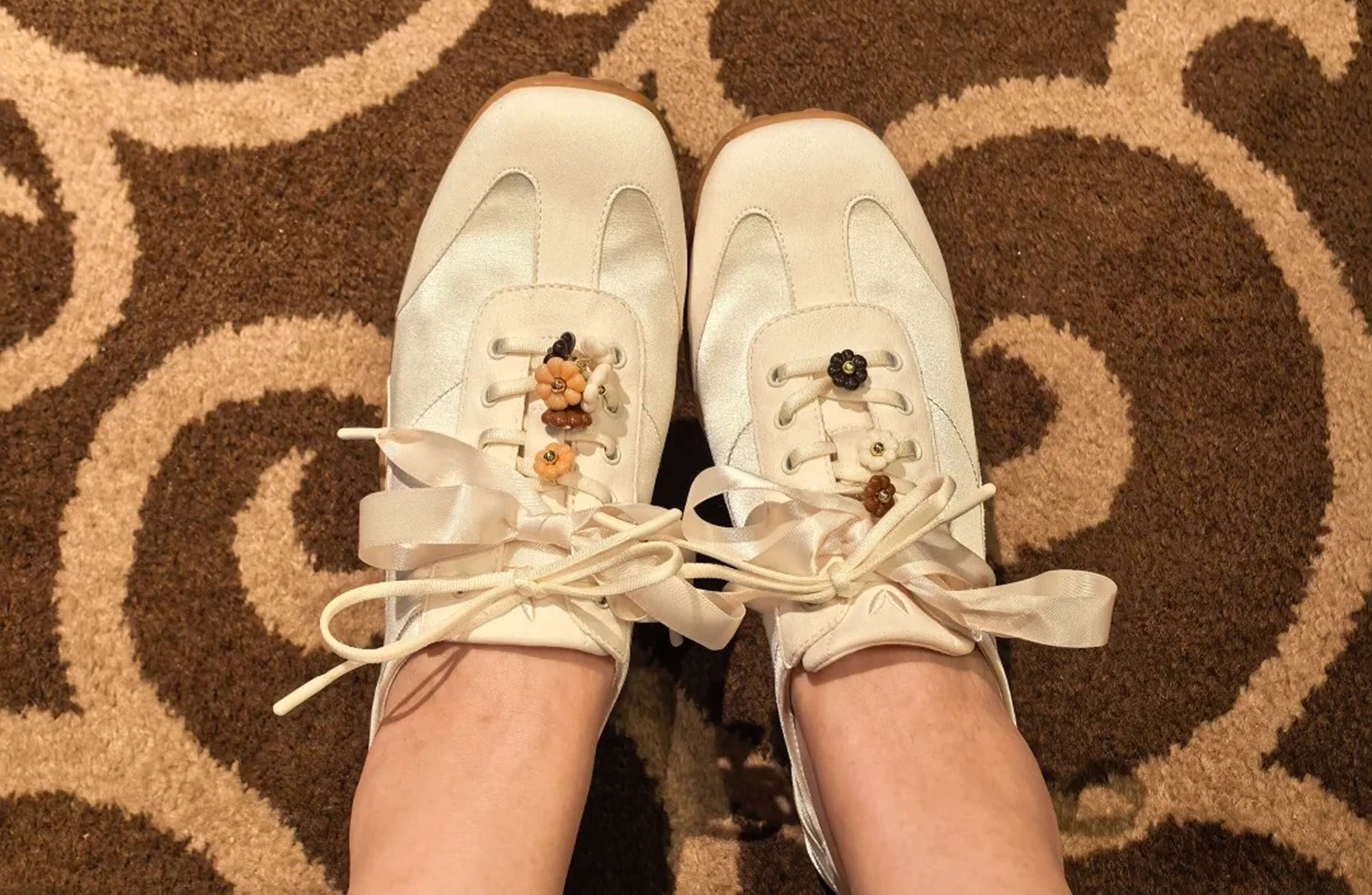how-to-accessorize-shoes-with-charms-bows