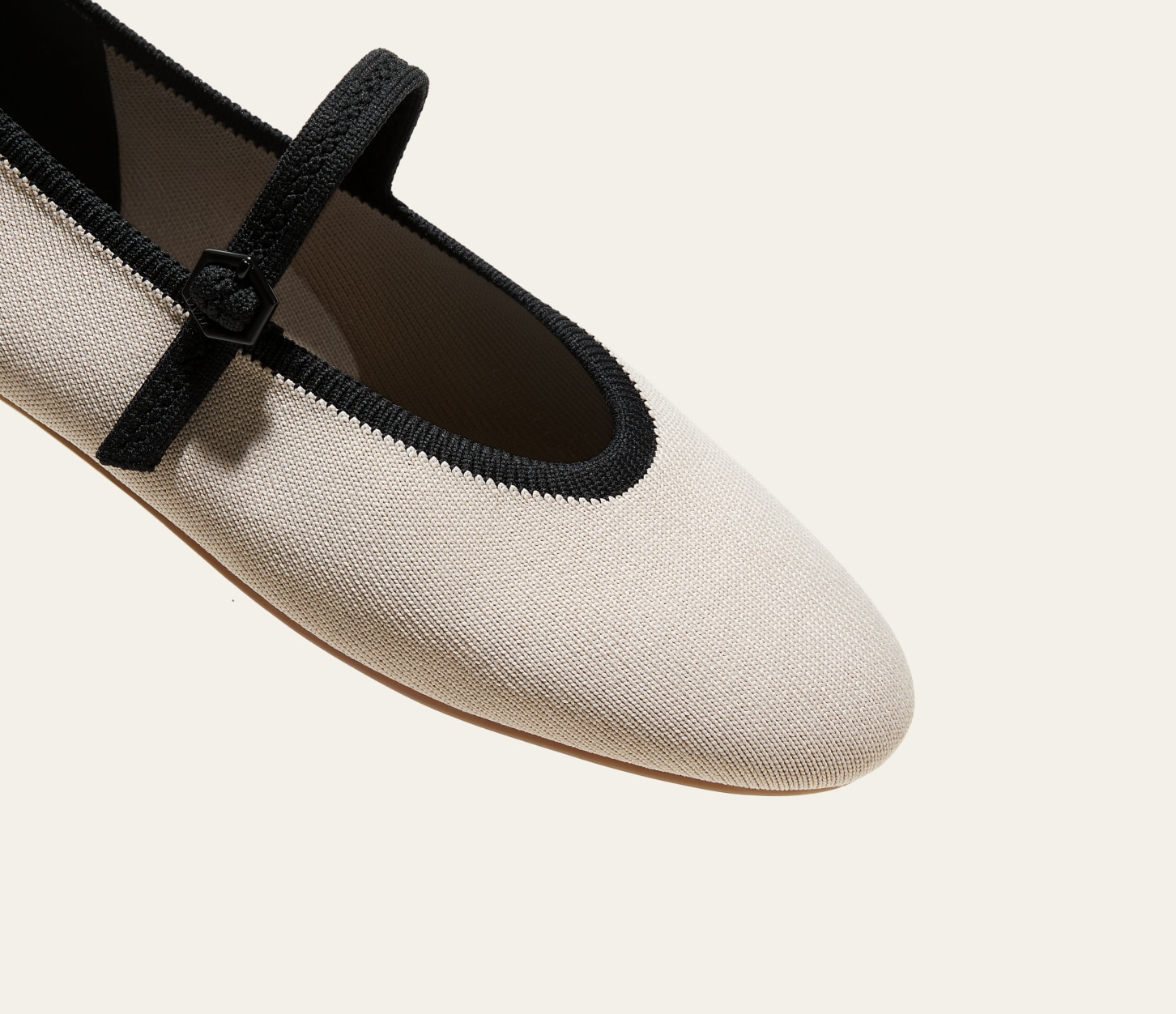 VIVAIA Nelly AdaptAll™ アーモンドトゥ フラット Nelly] AdaptAll™ アーモンドトゥ フラット – VIVAIA JAPAN