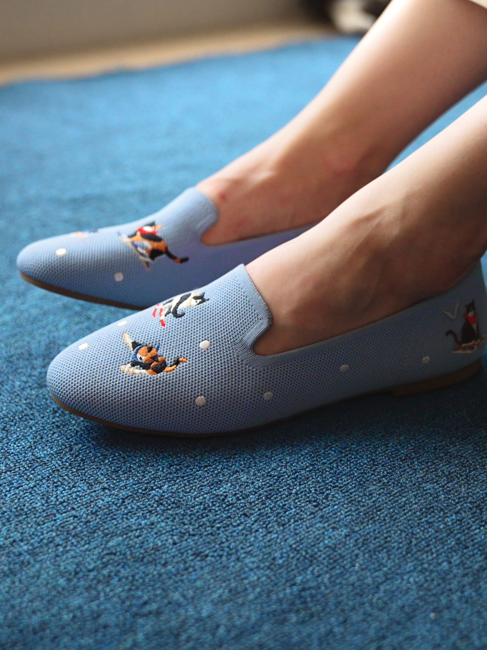 Audrey] ラウンドトゥ アニマル刺繍 ローファー | VIVAIA