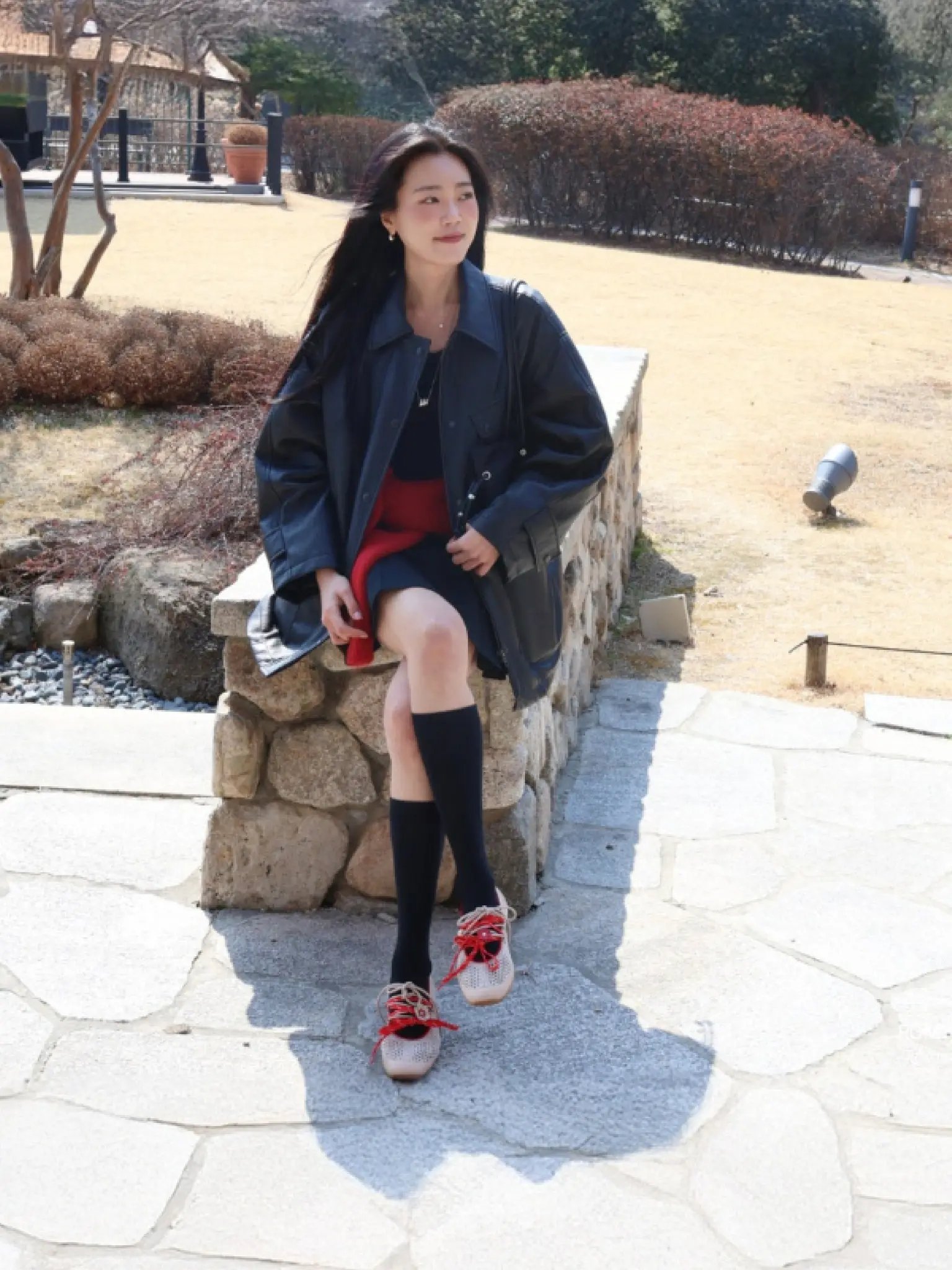 블랙 레더 재킷 + 블랙 롱삭스 코디