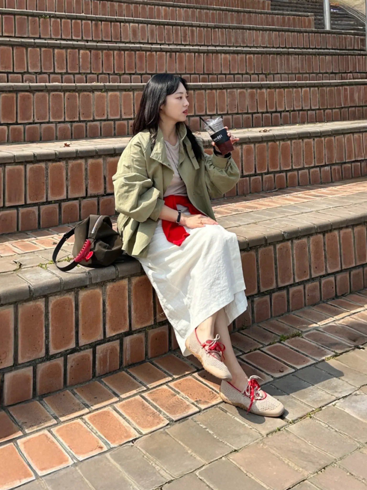 카키 재킷 + 화이트 롱스커트 코디