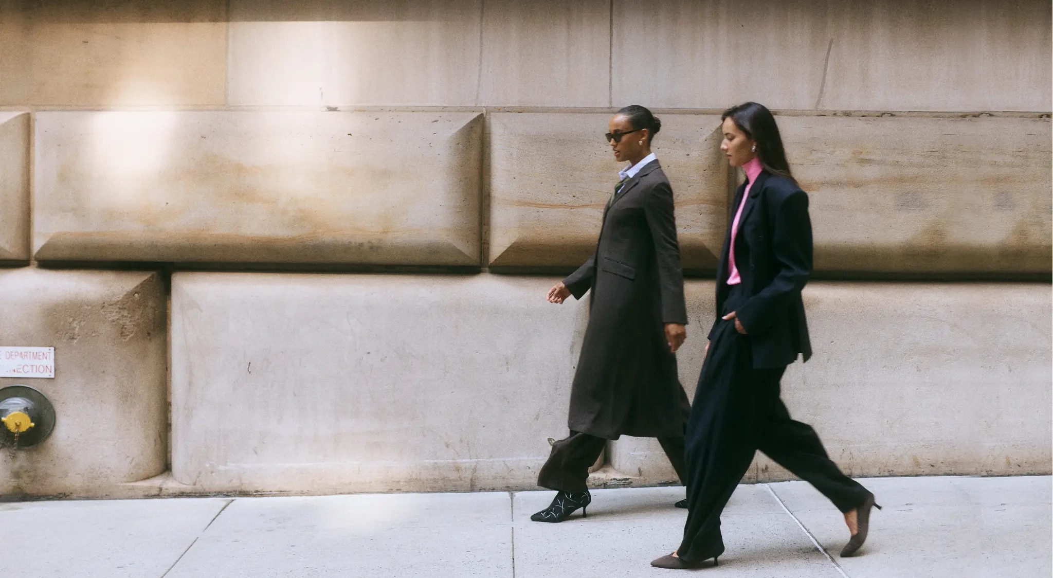 Deux silhouettes en mouvement dans les rues de Paris