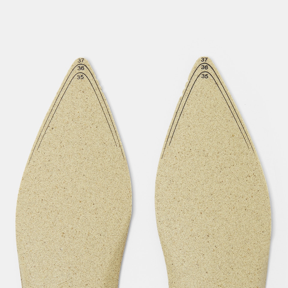 Breathable Pointed-toe Insoles in Solid Black | Accessories | VIVAIA