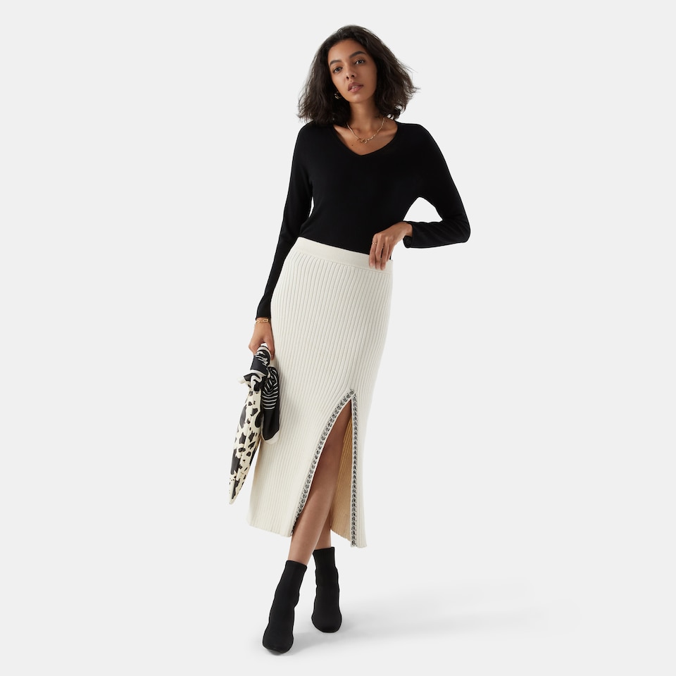 Tawny Cashmere V-neck Top in Solid Black | Women's Organic Recycled Comfy Knitwears | VIVAIA