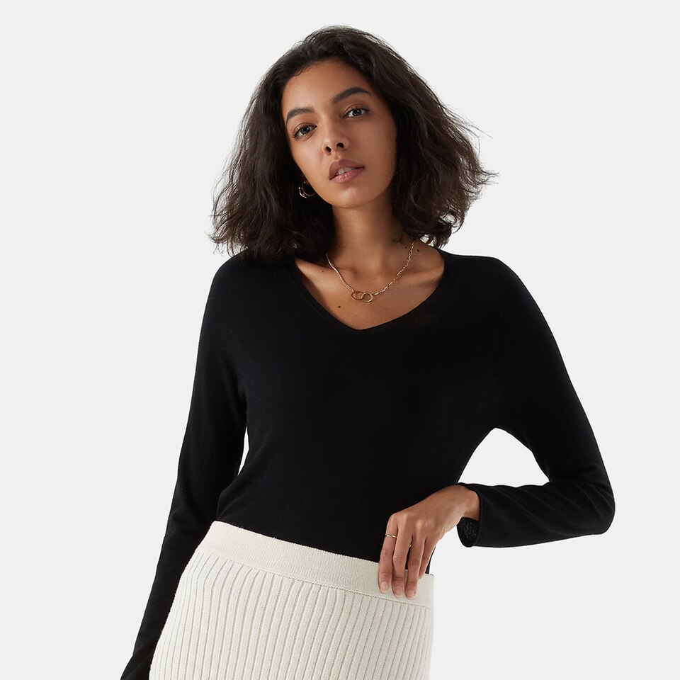 Tawny Cashmere V-neck Top in Solid Black | Women's Organic Recycled Comfy Knitwears | VIVAIA