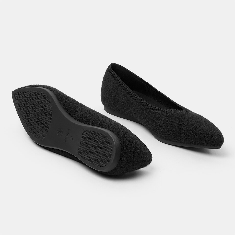 Aria Pointy Eco Fluffy Yarn Flats in Black-Sustainable & Washable | VIVAIA