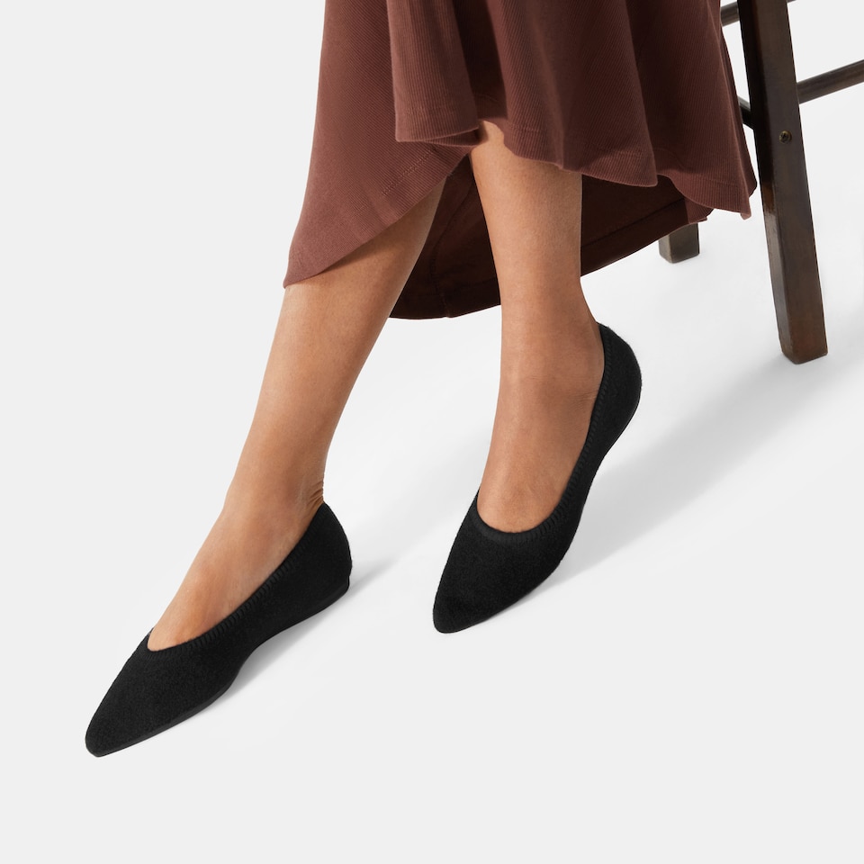 Aria Pointy Eco Fluffy Yarn Flats in Black-Sustainable & Washable | VIVAIA