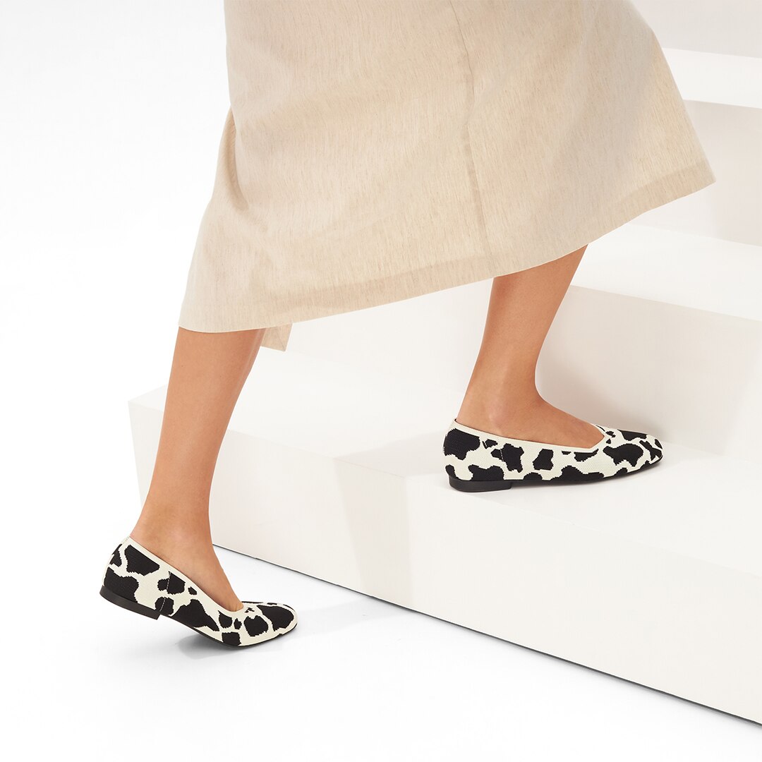 靴 Viva Margot Square-toe Flats in Cow Print-Sustainable & Washable