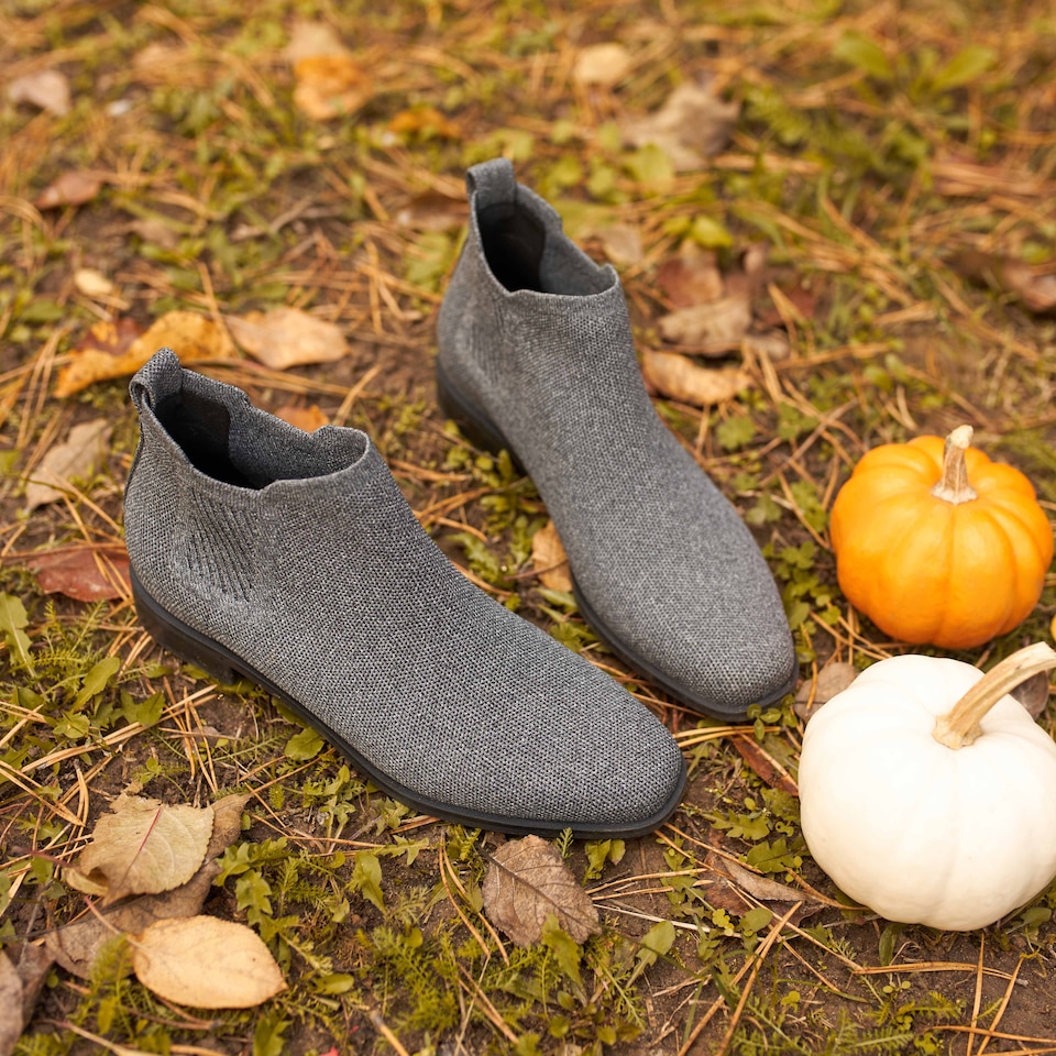 Ryan 2.0 Water Repellent Chelsea Boot in Rich Grey | VIVAIA