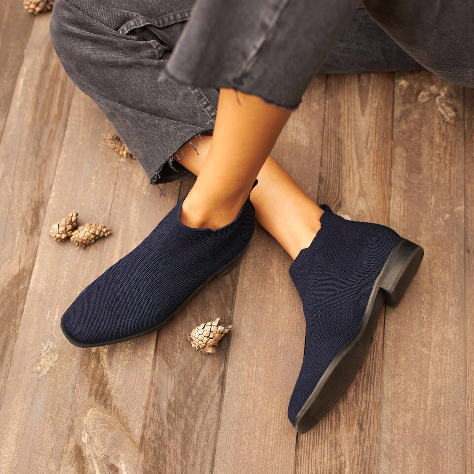 Ryan 2.0 Water Repellent Chelsea Boot in Navy | VIVAIA