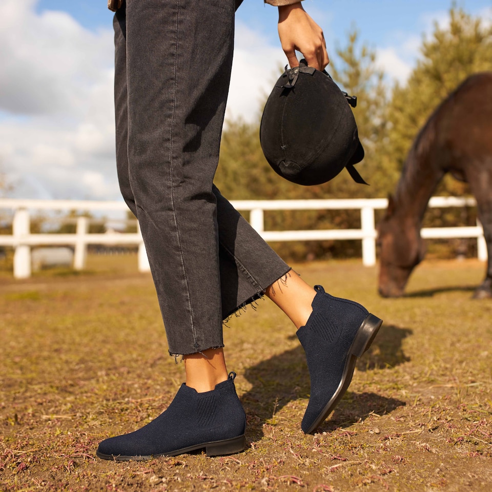 Ryan 2.0 Water Repellent Chelsea Boot in Navy | VIVAIA