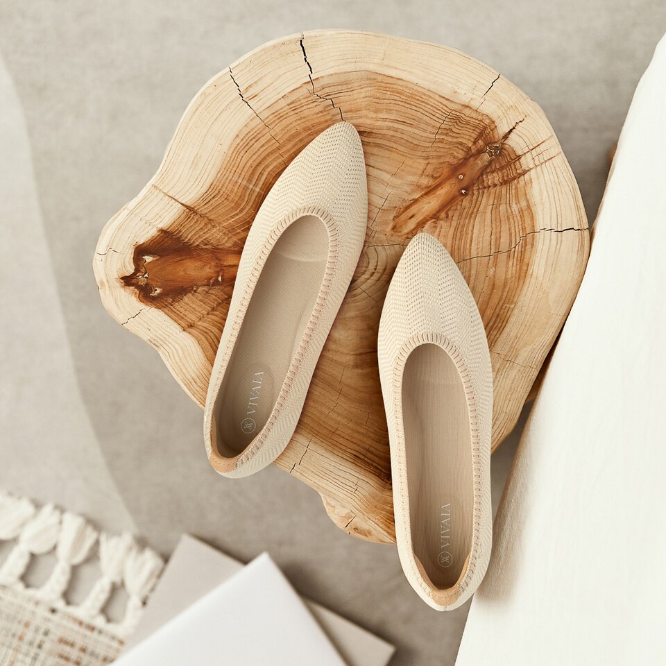 Aria5° Inspiration Pointed Toe Ballet Flats with Arch Support in Ivory Chevron | VIVAIA