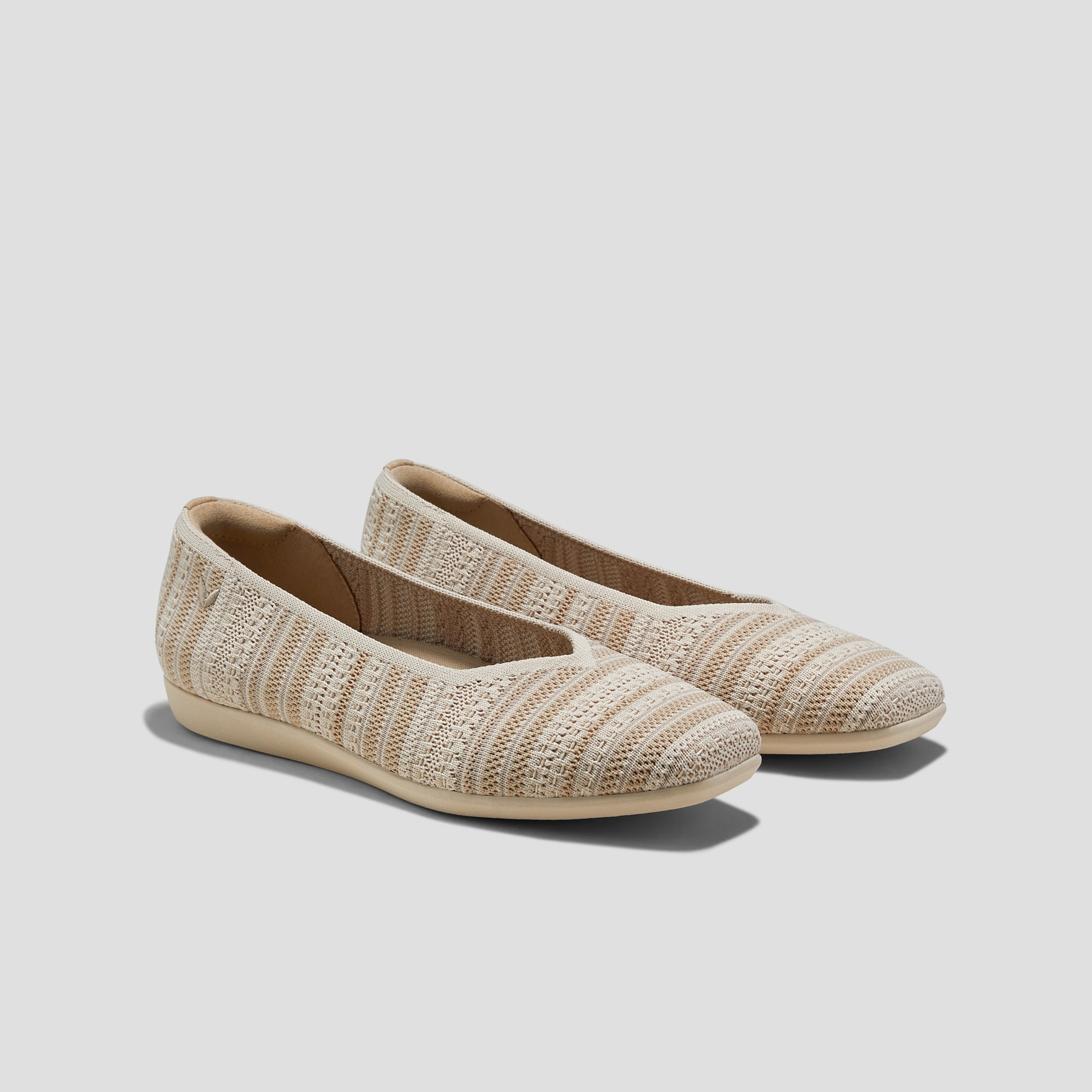 靴 VIVAIA Margot Walker Margot Walker Lightweight Square-Toe V-Cut Flats in Multi Beige