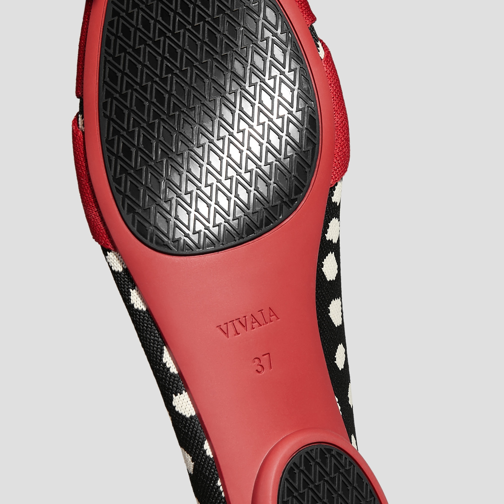 新品同様 VIVAIA アーモンドトゥ フラットシューズ 靴 37 黒 ドット 新品同様 VIVAIA アーモンドトゥ フラットシューズ 靴 37 黒 ドット