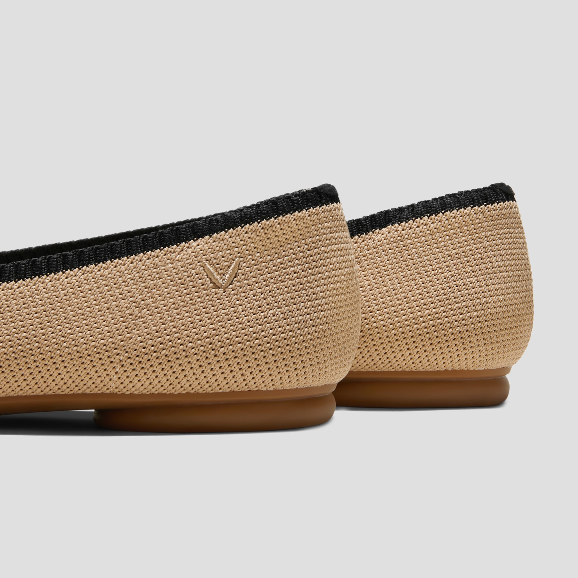 VIVAIA Tamia 2.0 フラットシューズ/ベージュ・黒/サイズ38 Tamia Almond-Toe Ballet Flats - Comfortable & Washable | VIVAIA