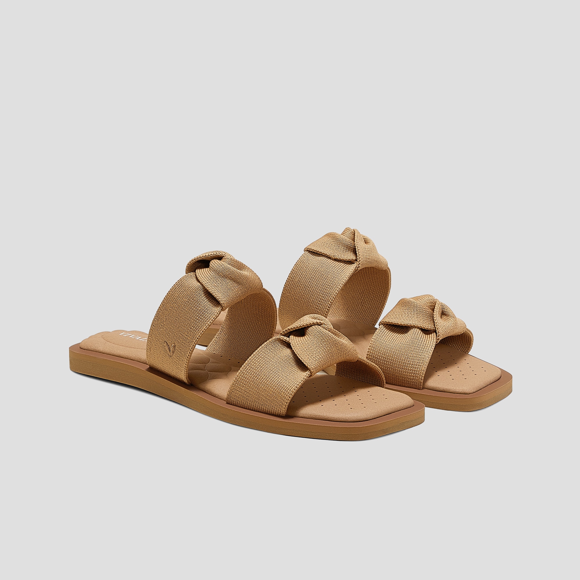 【完売】VIVAIA Maisa ピロートップ スライド ストラップ サンダル Pillow Top Slide Strappy Sandal (Maisa) | VIVAIA