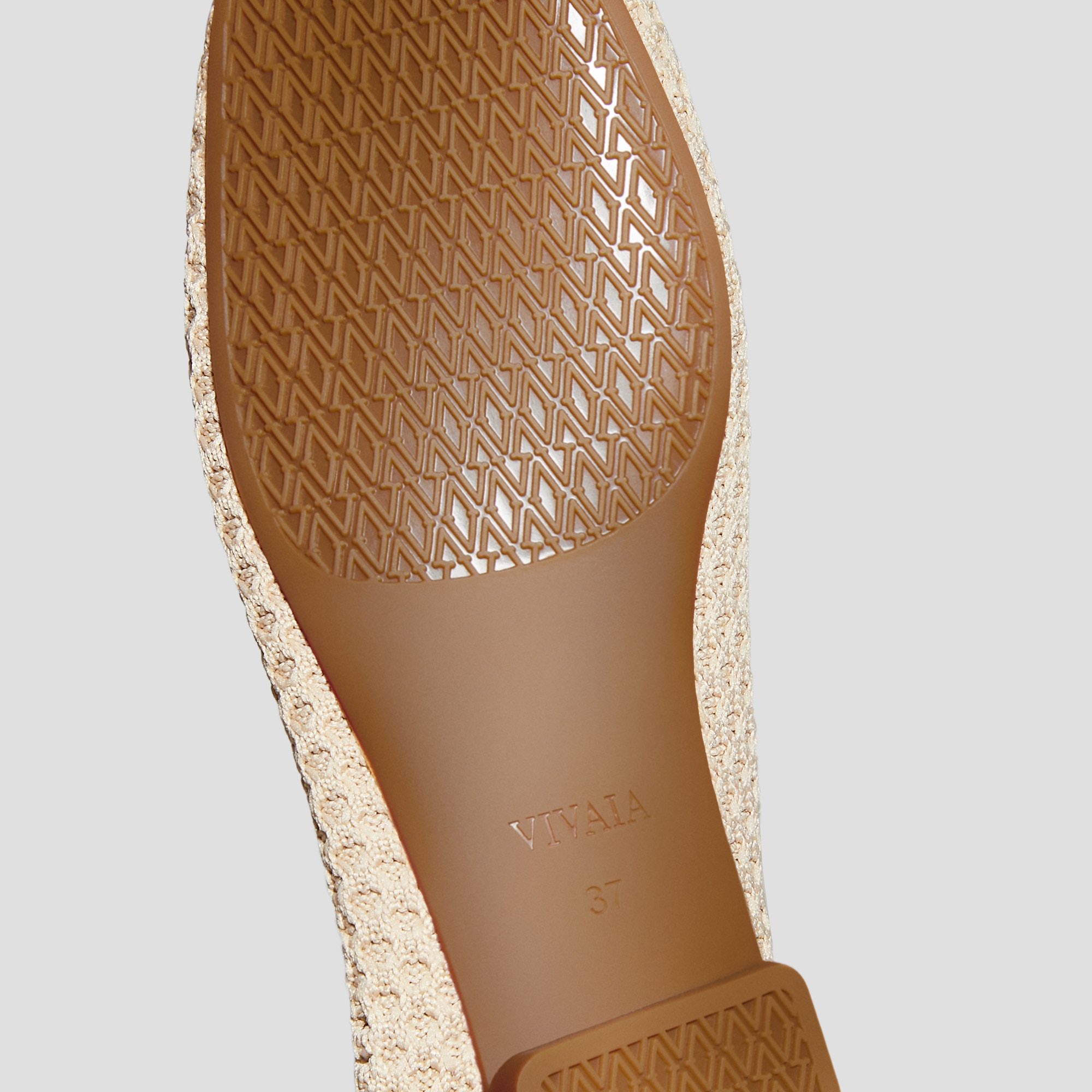 【VIVAIA】Margot Walker Mesh アーモンド EU36 Margot Walker Mesh Lightweight Square-Toe V-Cut Flats in