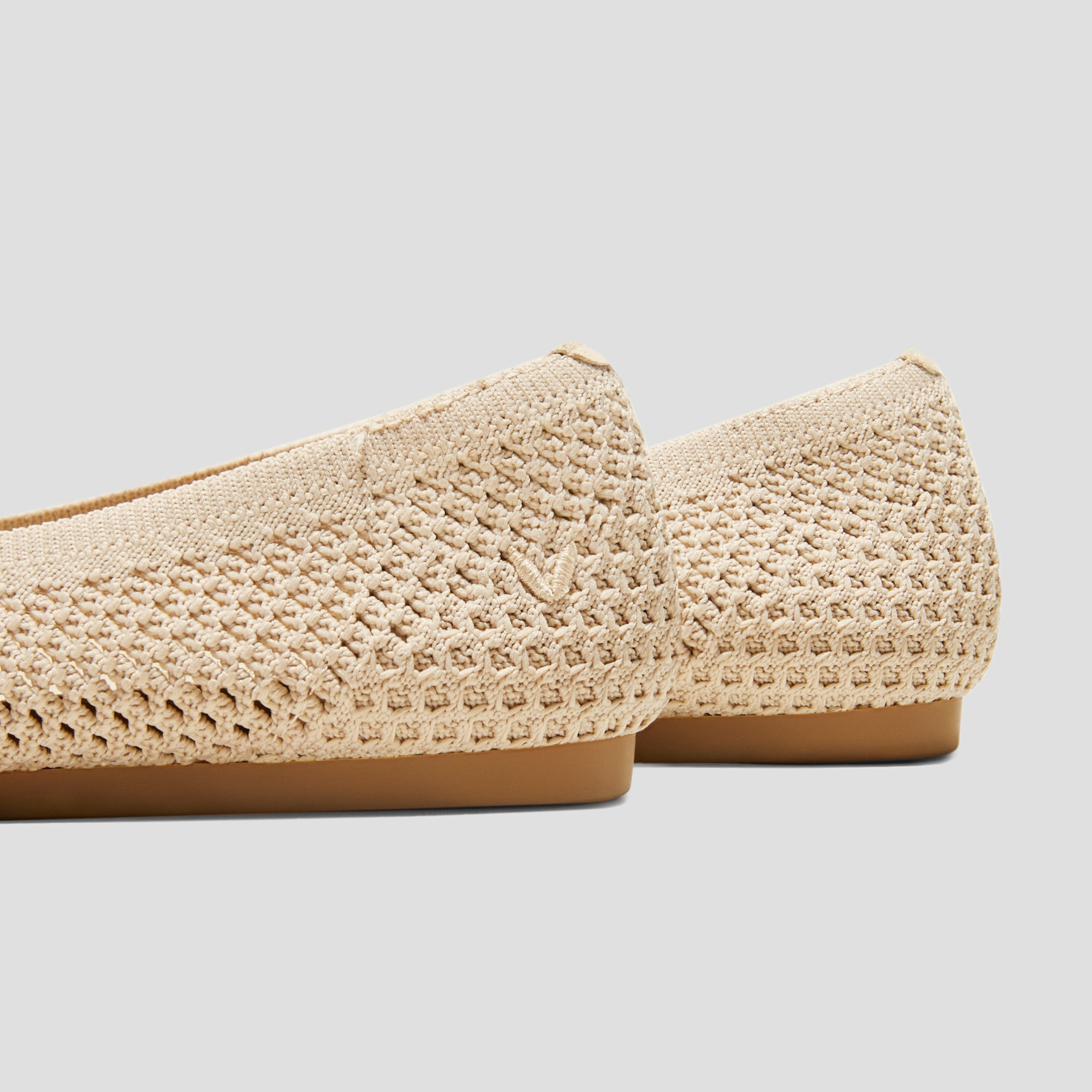 Aria 5° Comfortabble Pointed-Toe Ballet Flats in Almond Mesh | VIVAIA