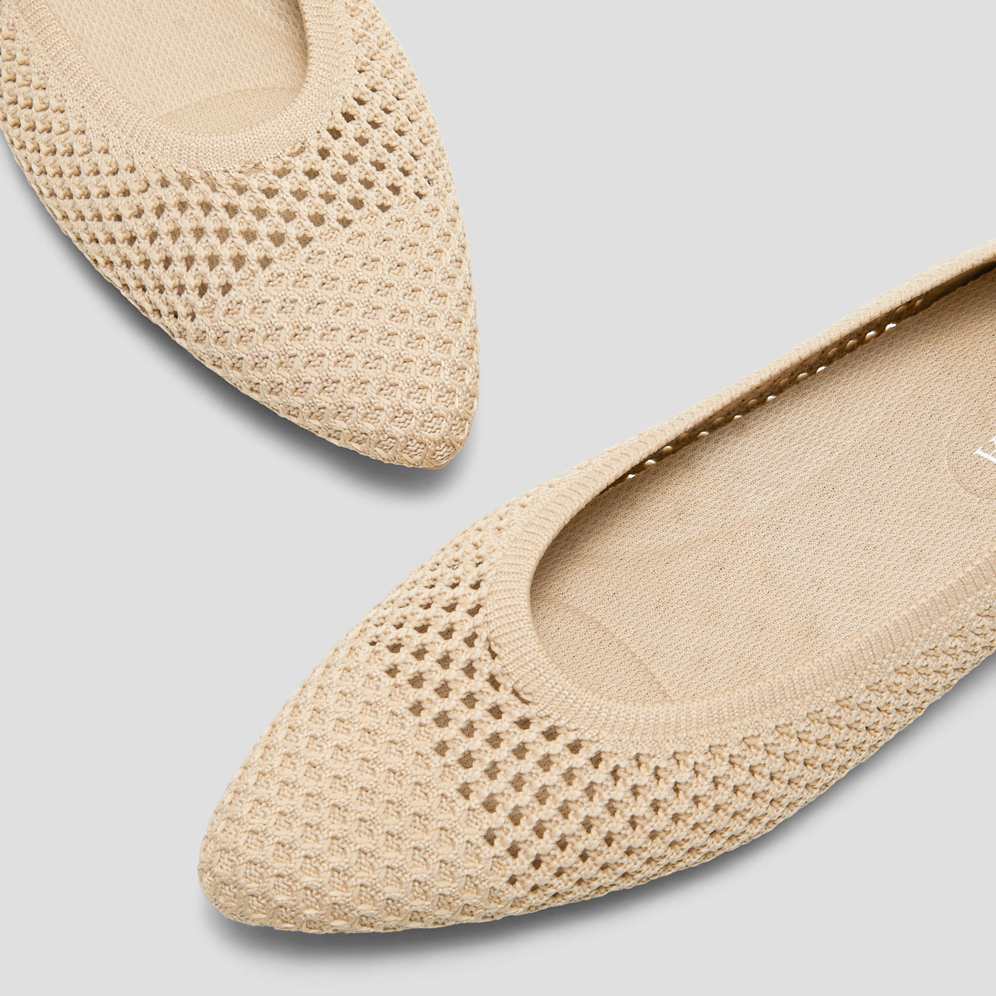 Aria 5° Comfortabble Pointed-Toe Ballet Flats in Almond Mesh