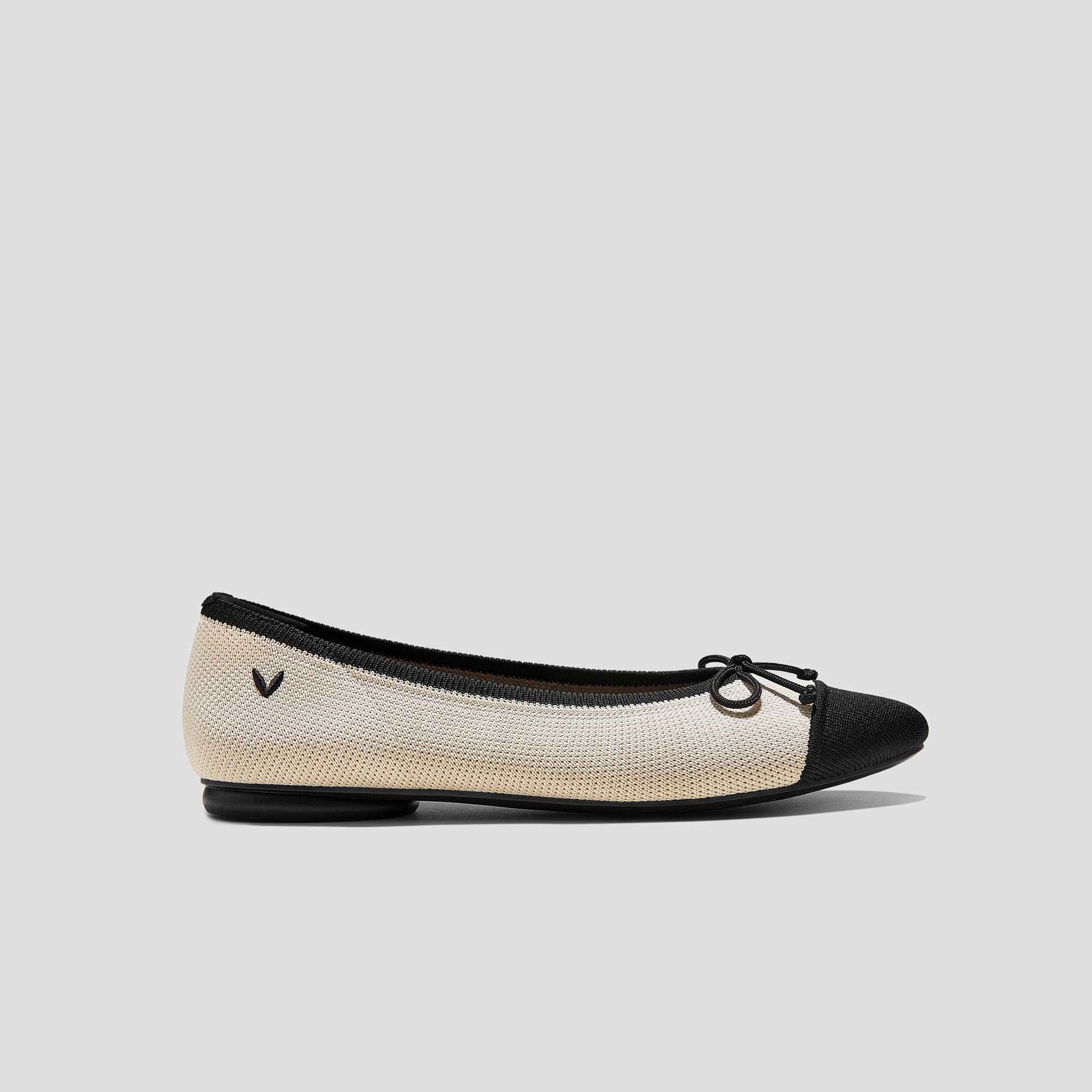 VIVAIA [Tiana] アーモンドトゥ フラットシューズ Almond-Toe Bow Flats (Tiana), CREAM IVORY BLACK, EU38 | VIVAIA