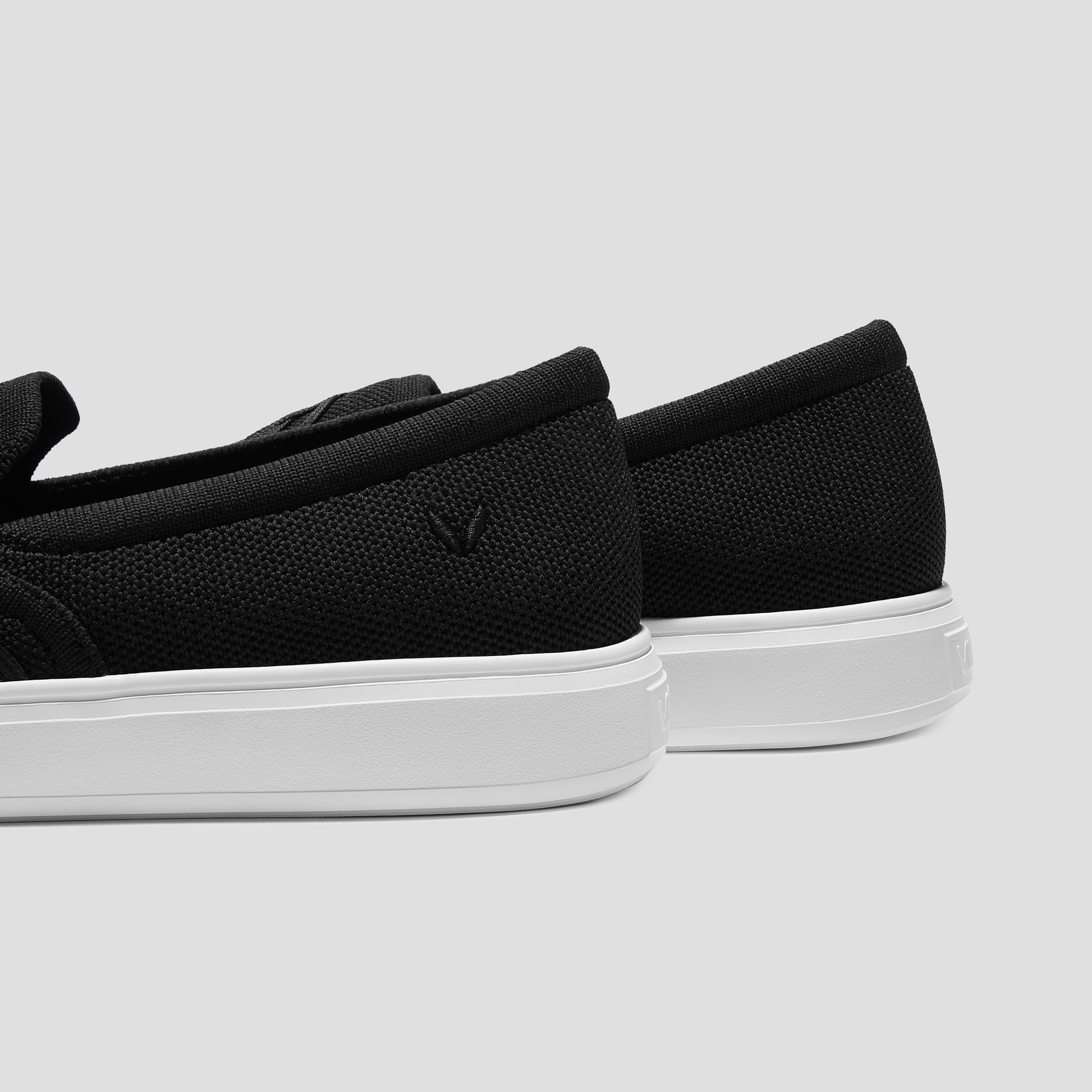 VIVAIA　[V-Tune] 撥水加工 クラシック スリップオン EU 37 Classic Slip-On Unisex Sneakers (V-Tune), Black, EU37 | VIVAIA