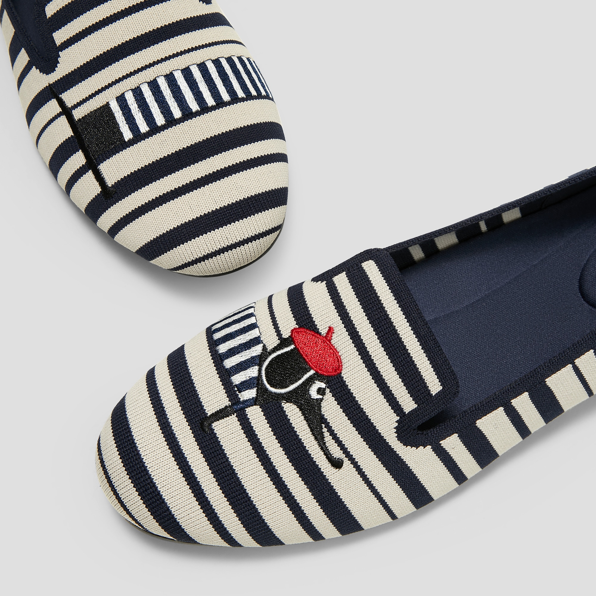 VIVAIA Audrey ダックスフンド　ローファー定価14.800円 Round-Toe Embroidered Loafers (Audrey), NAVY IVORY MULTI