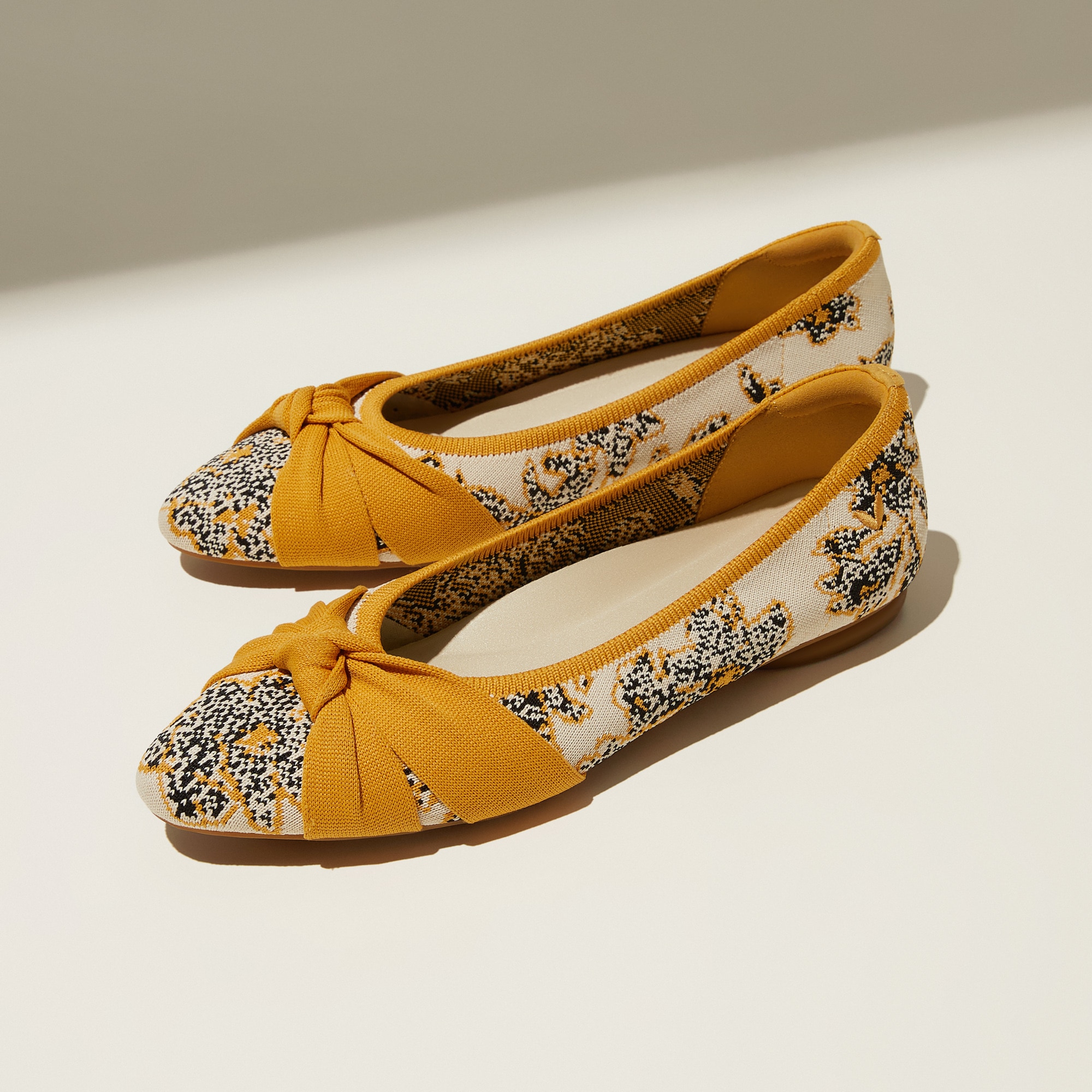 【れもん】Pikolinos×VIVAIA bibi Almond-Toe Knotted Flats (Bibi), IVORY GINGER BOTANICAL, EU40 | VIVAIA