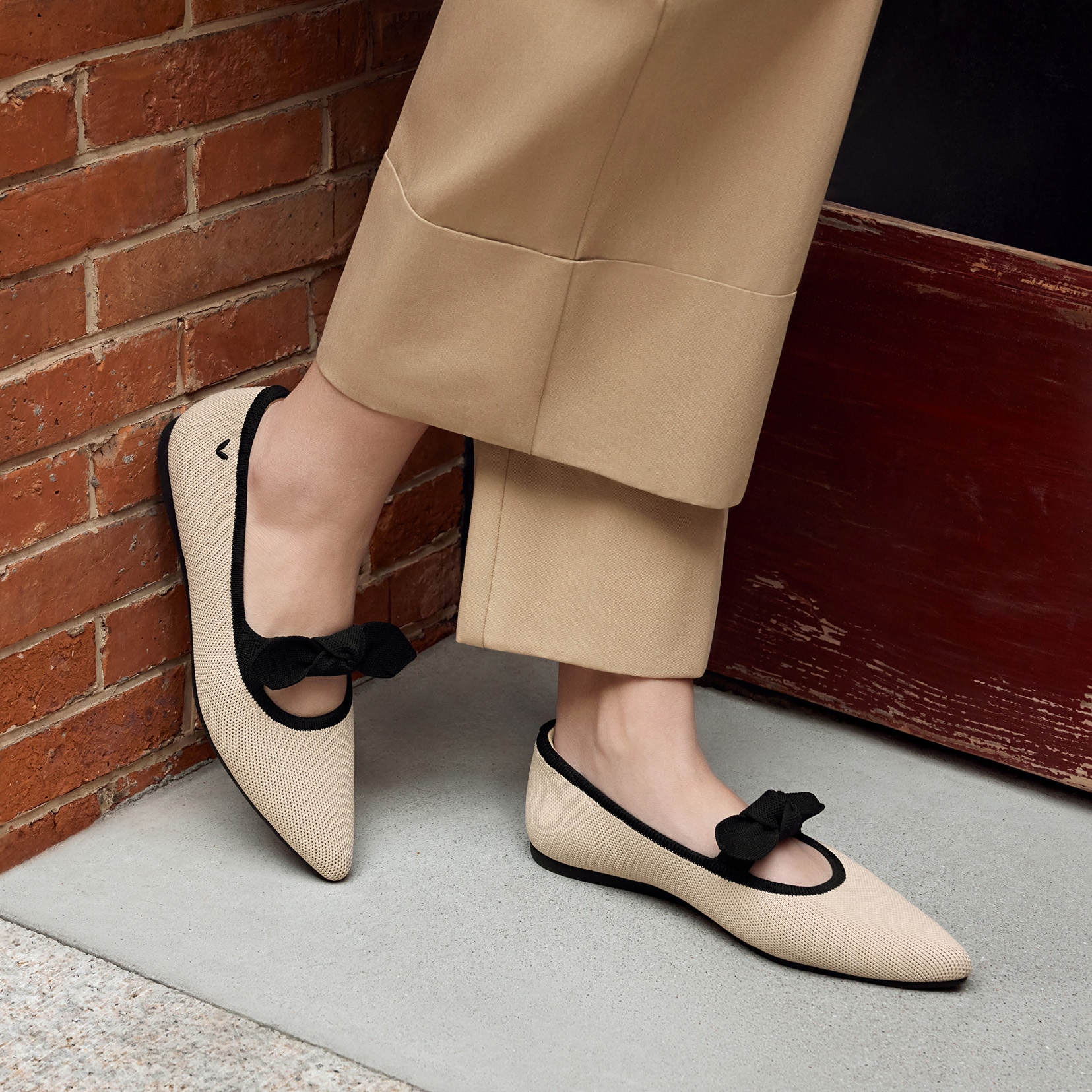 Pointed-Toe Bow Flats (Addriane), ALMOND BLACK, EU35 | VIVAIA