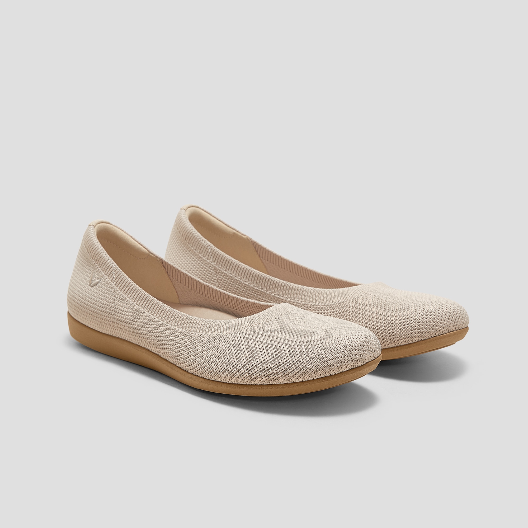 vivaia マーゴットウォーカー37.5 Water-Repellent Round-Toe Walking Flats (Claire Walker), ALMOND
