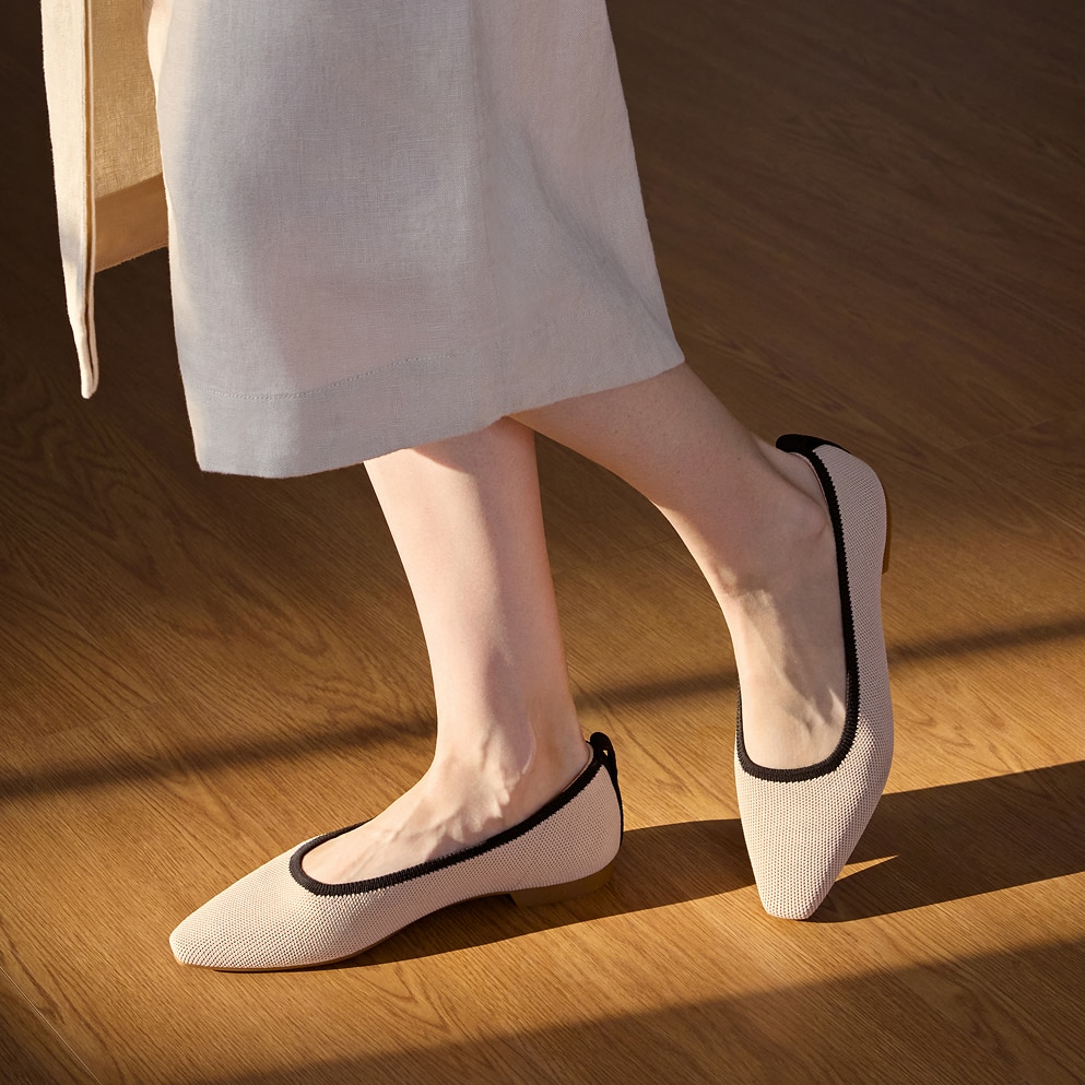 [Kathleen + Vanda] ミニスクエアトゥ アンクレット フラット Mini Square-Toe Flats (Kathleen), ALMOND BLACK, EU35 | VIVAIA