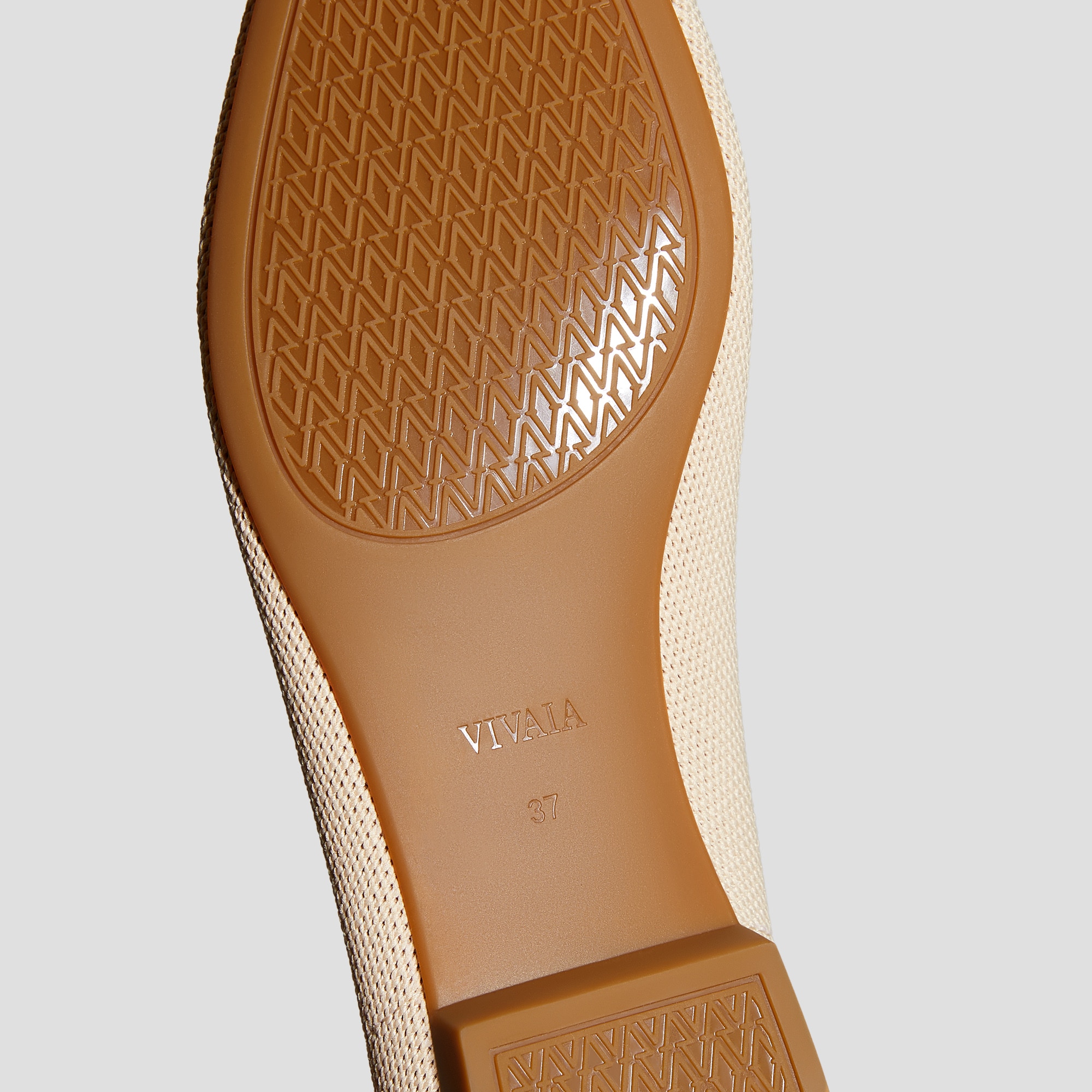 [Kathleen + Vanda] ミニスクエアトゥ アンクレット フラット Mini Square-Toe Flats (Kathleen), ALMOND BLACK, EU35 | VIVAIA