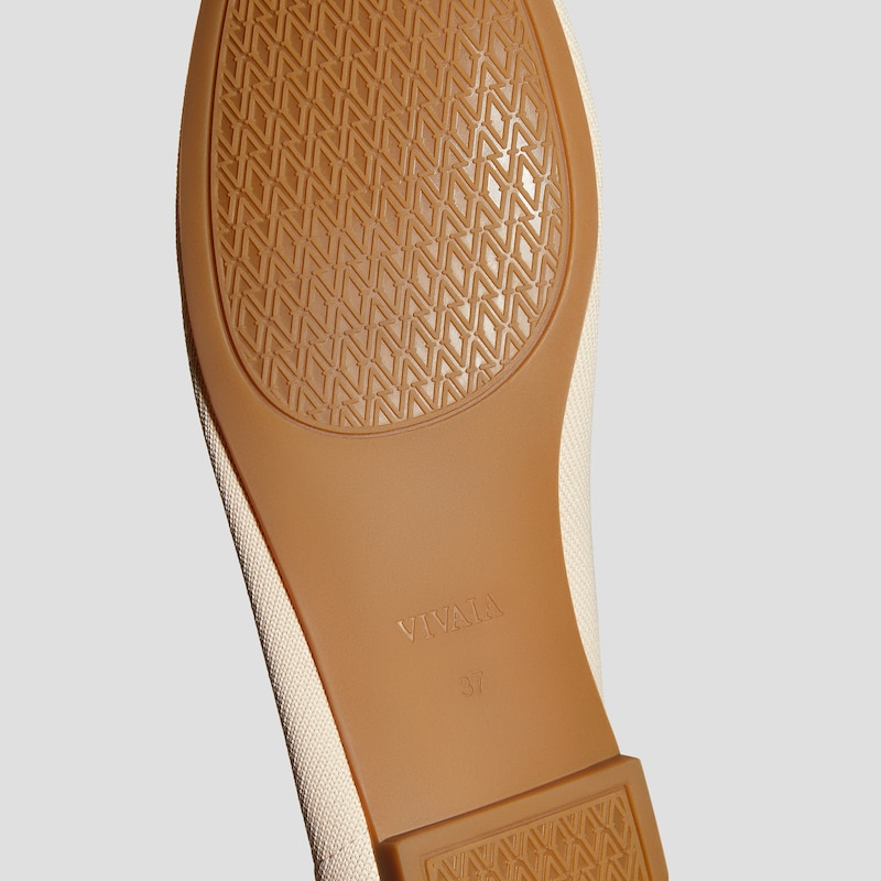 Almond-Toe Nude Flats (Nubia), ALMOND BLACK, EU35 | VIVAIA