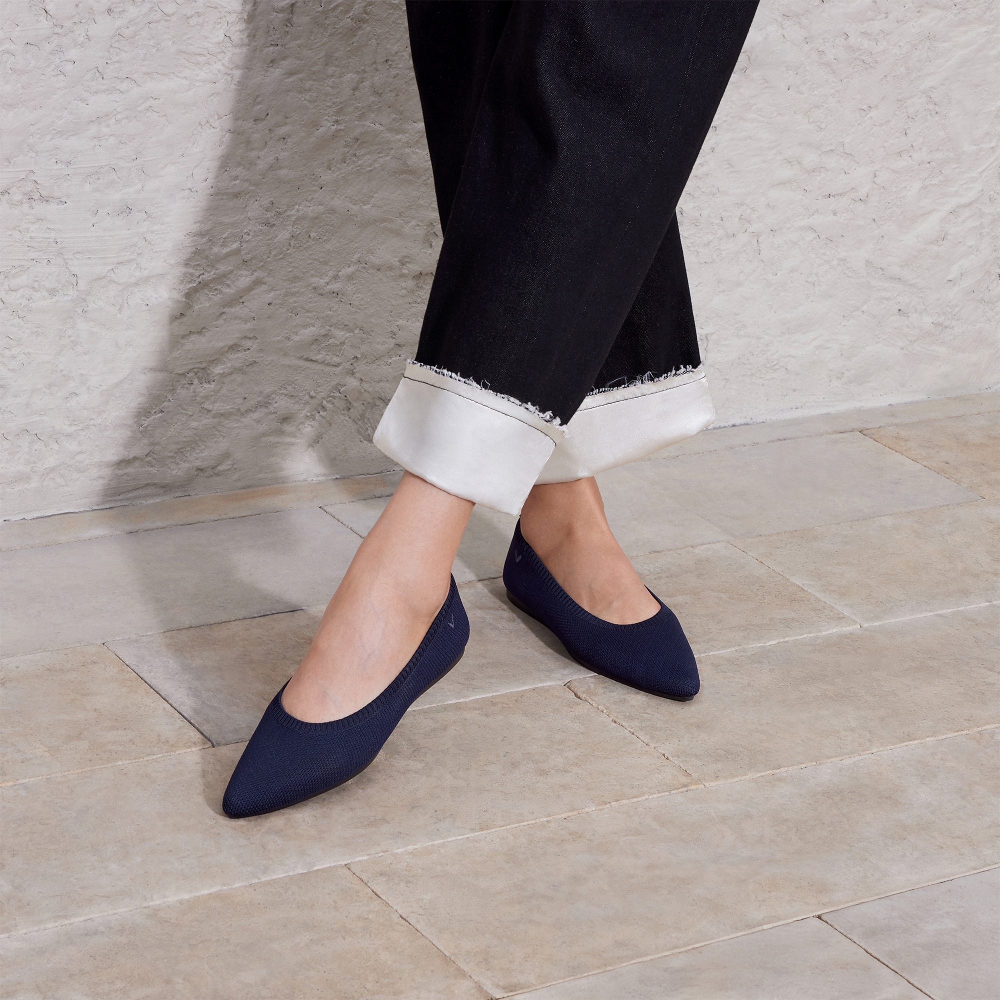 VIVAIA ［Aria 5°] ポインテッドトゥ フラットシューズ ブルー Aria5° Pointed Toe Ballet Flats with Arch Support in Navy | VIVAIA