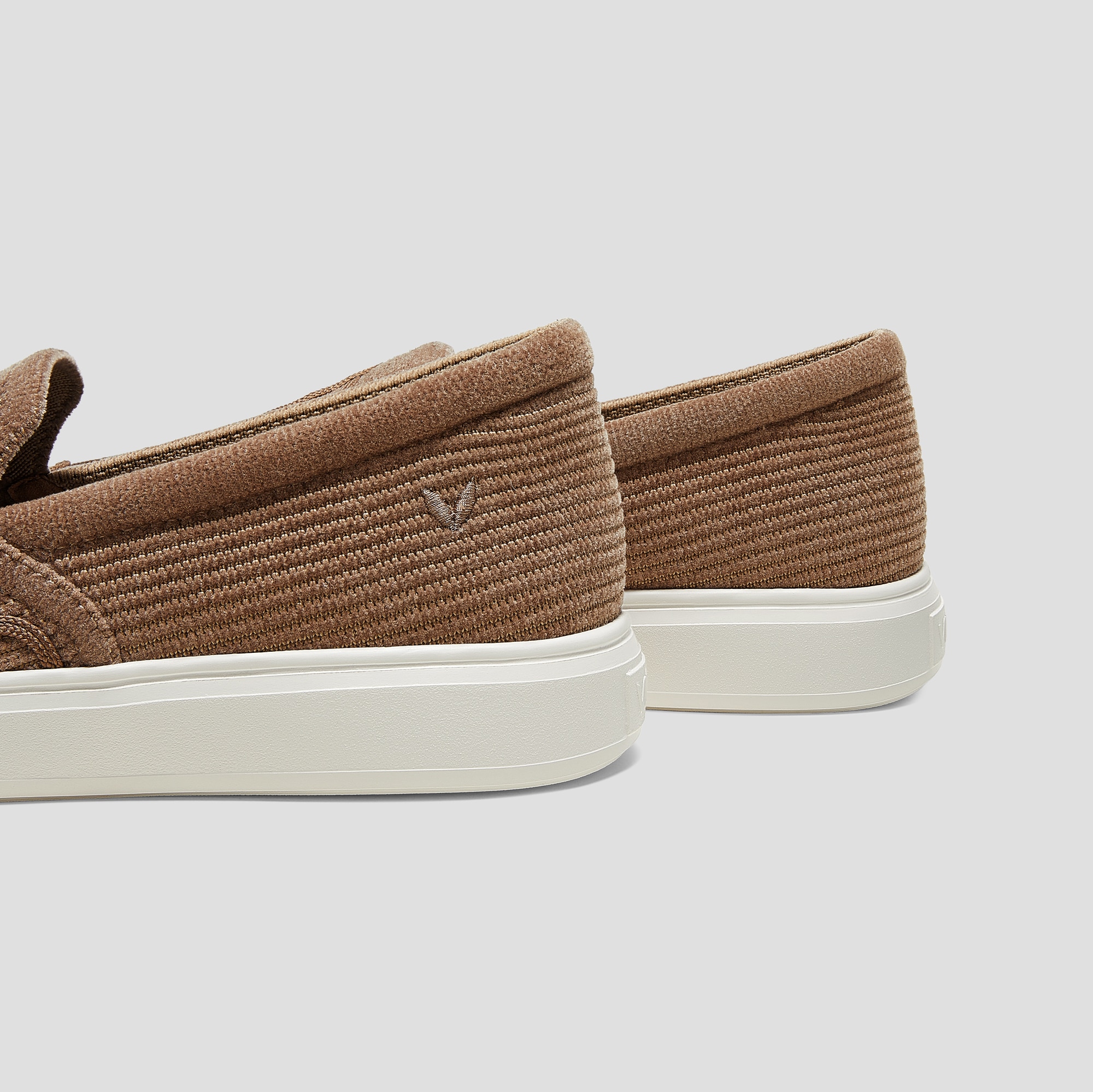 VIVAIA　[V-Tune] 撥水加工 クラシック スリップオン EU 37 Classic Slip-On Unisex Sneakers (V-Tune), Black, EU37 | VIVAIA
