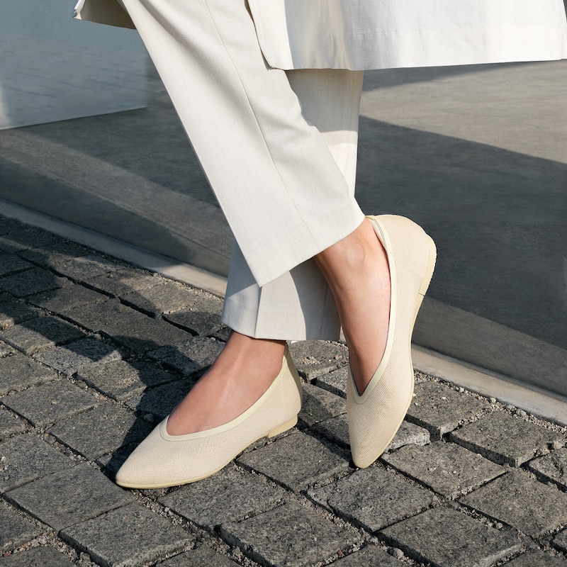 Pointed-Toe Dual-Cushion City Flats (Ecostitch™️ Flat Pro), Beige, EU37 | VIVAIA