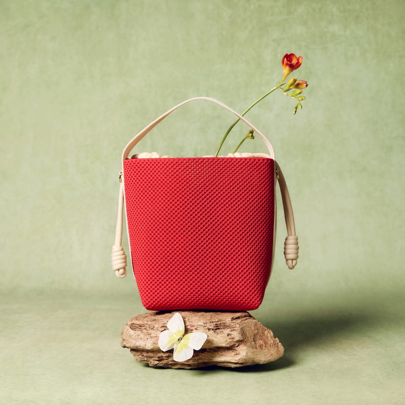 The Bucket Tote (Farreh), CHERRY RED MESH, one-size | VIVAIA