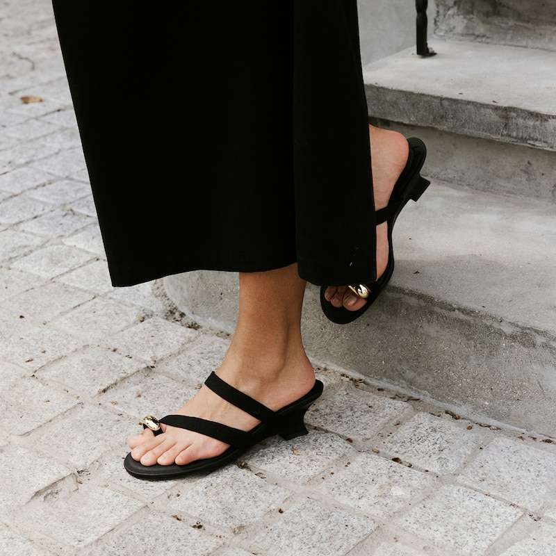 Round-Toe Toe Ring Sandals (Eden), Black, EU37 | VIVAIA