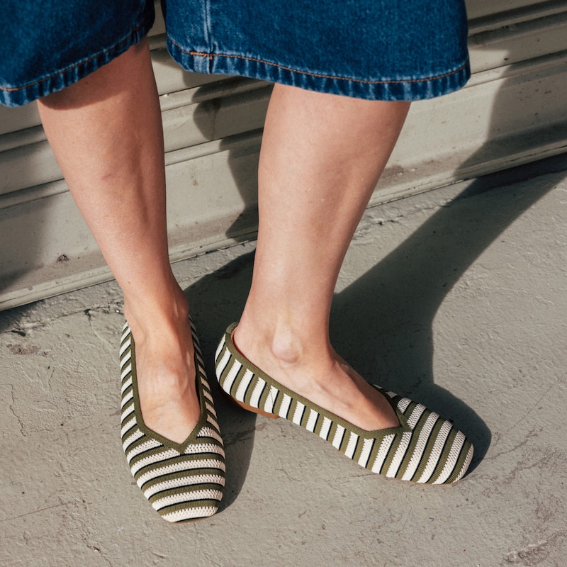 Square-Toe V-Cut Flats (Margot 2.0), PALE APRICOT & OLIVE INTERLOCKING, EU39 | VIVAIA